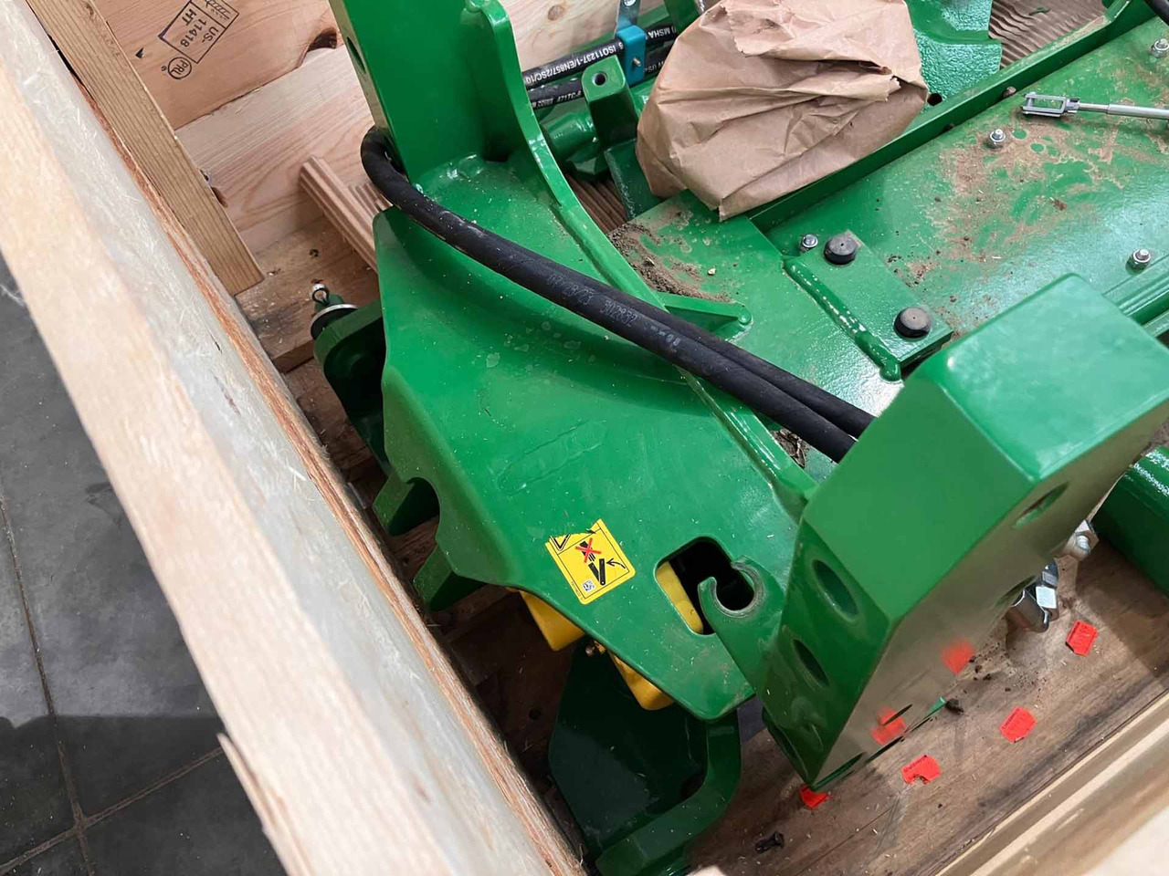 Used John Deere 8R Pick Up Hitch - Attachment: picture 4 Used John Deere 8R Pick Up Hitch - Attachment: picture 4