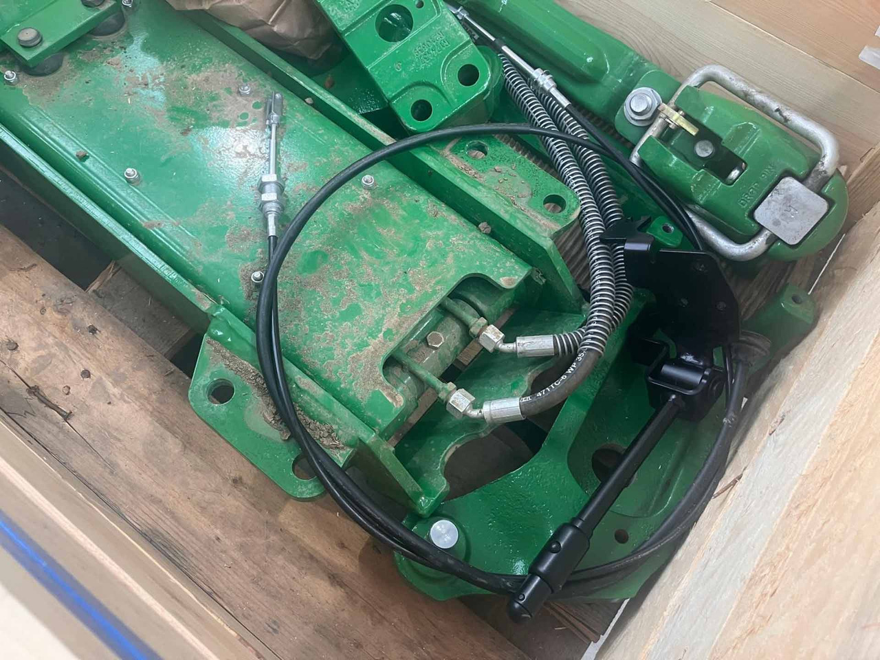 Used John Deere 8R Pick Up Hitch - Attachment: picture 2 Used John Deere 8R Pick Up Hitch - Attachment: picture 2