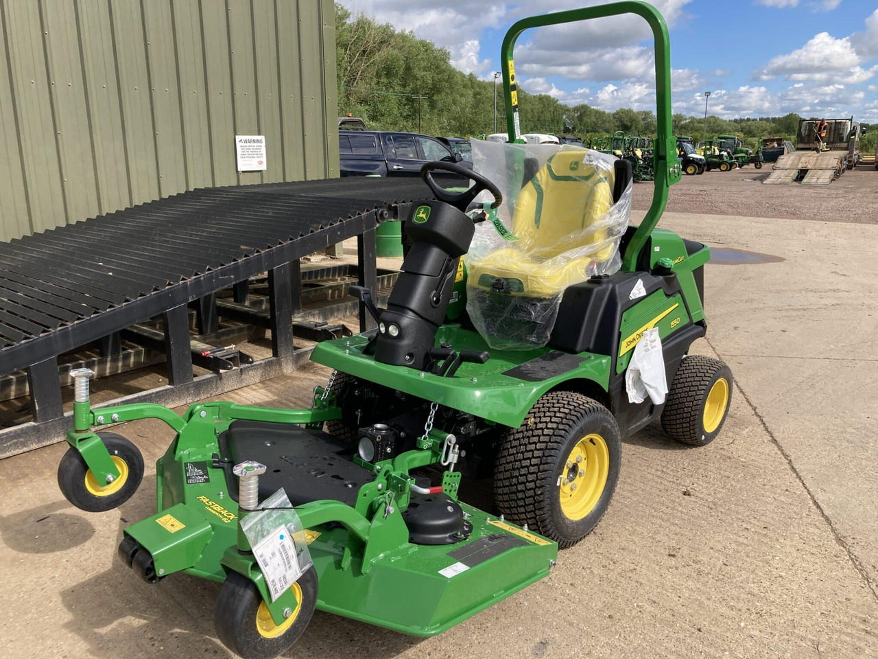 John Deere 1550 front mower - Lawn mower: picture 1 John Deere 1550 front mower - Lawn mower: picture 1