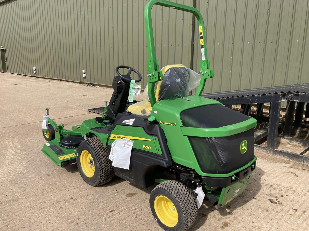 John Deere 1550 front mower - Lawn mower: picture 4 John Deere 1550 front mower - Lawn mower: picture 4