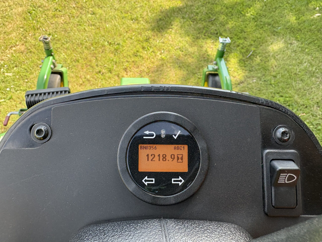 John Deere 1570 C/W 60" rear discharge deck - Lawn mower: picture 5 John Deere 1570 C/W 60" rear discharge deck - Lawn mower: picture 5