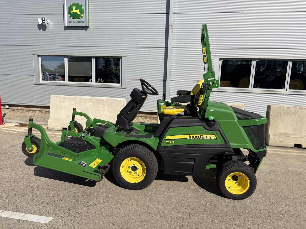 John Deere 1570 C/w 72" rear discharge deck - Lawn mower: picture 1 John Deere 1570 C/w 72" rear discharge deck - Lawn mower: picture 1