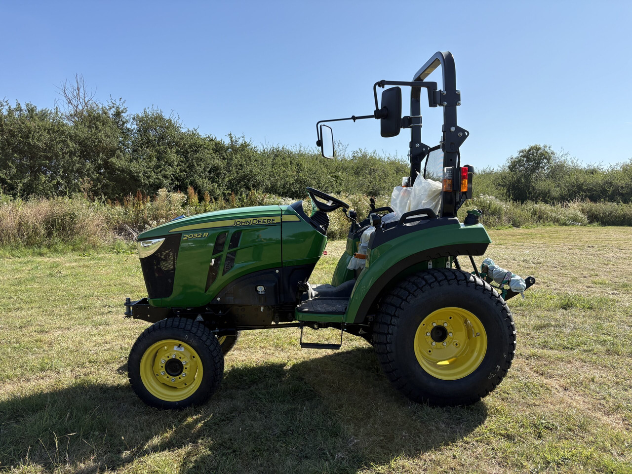 John Deere 2032R Compact Tractor - Compact tractor: picture 1 John Deere 2032R Compact Tractor - Compact tractor: picture 1