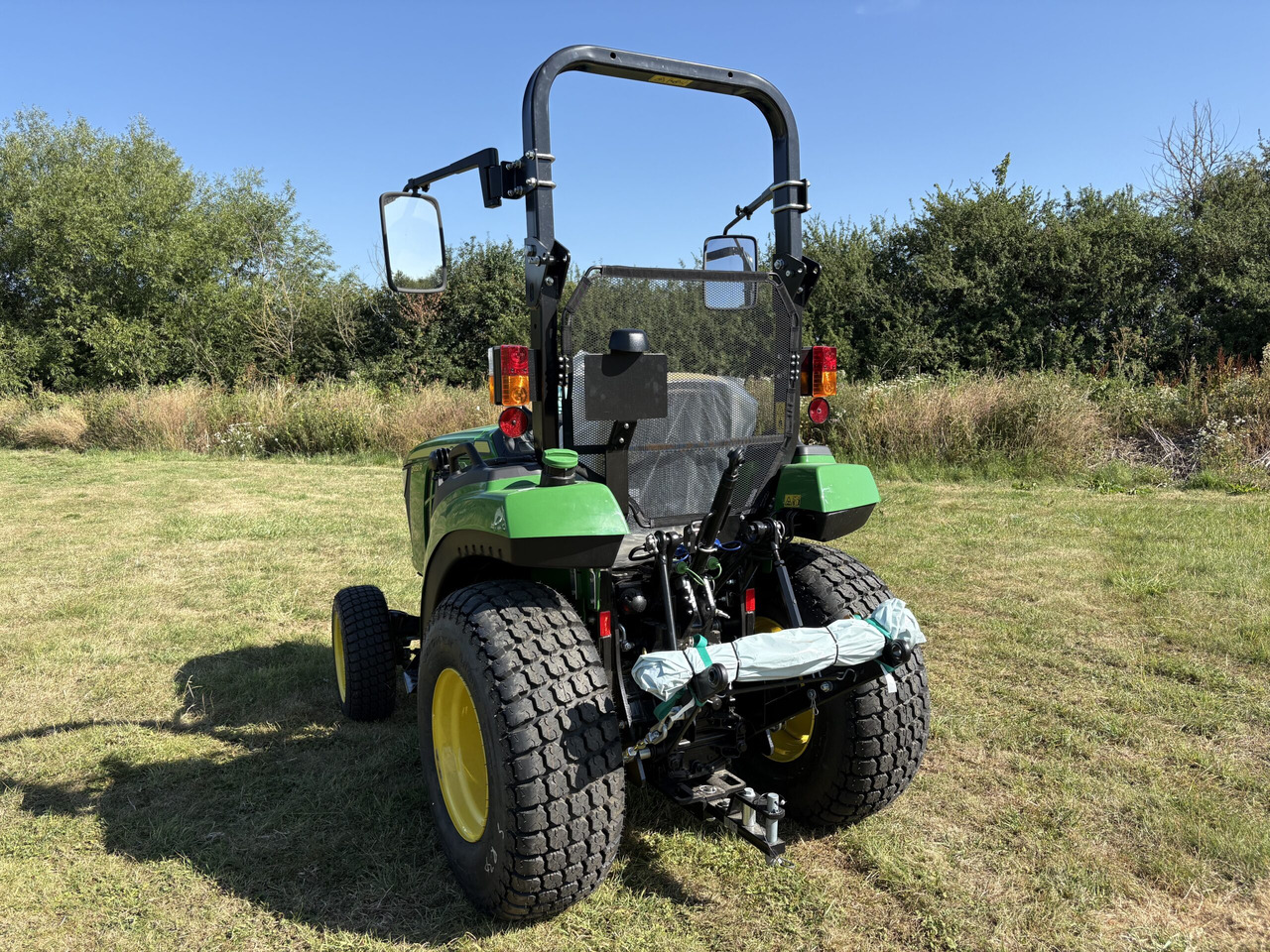 John Deere 2032R Compact Tractor - Compact tractor: picture 3 John Deere 2032R Compact Tractor - Compact tractor: picture 3