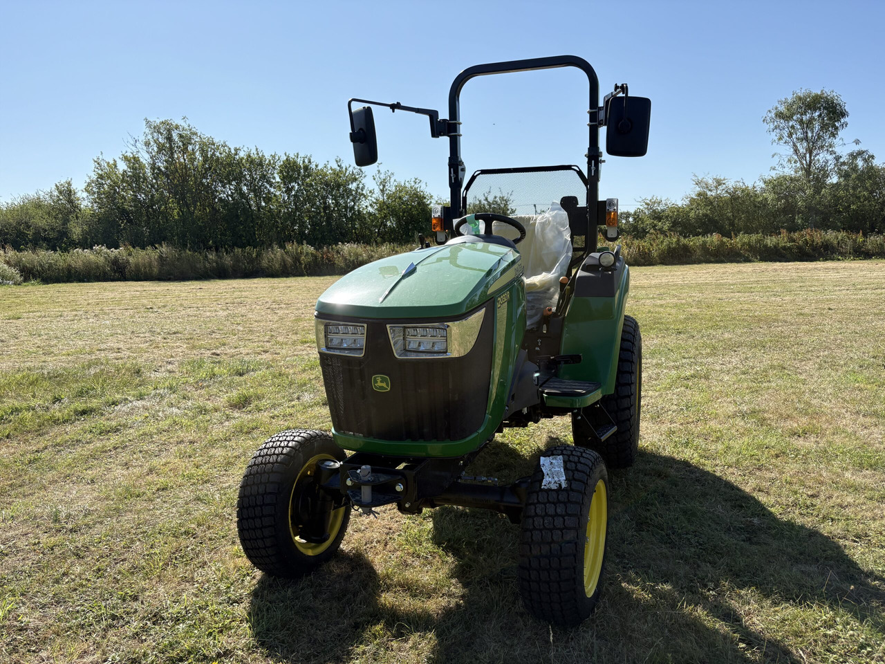 John Deere 2032R Compact Tractor - Compact tractor: picture 2 John Deere 2032R Compact Tractor - Compact tractor: picture 2