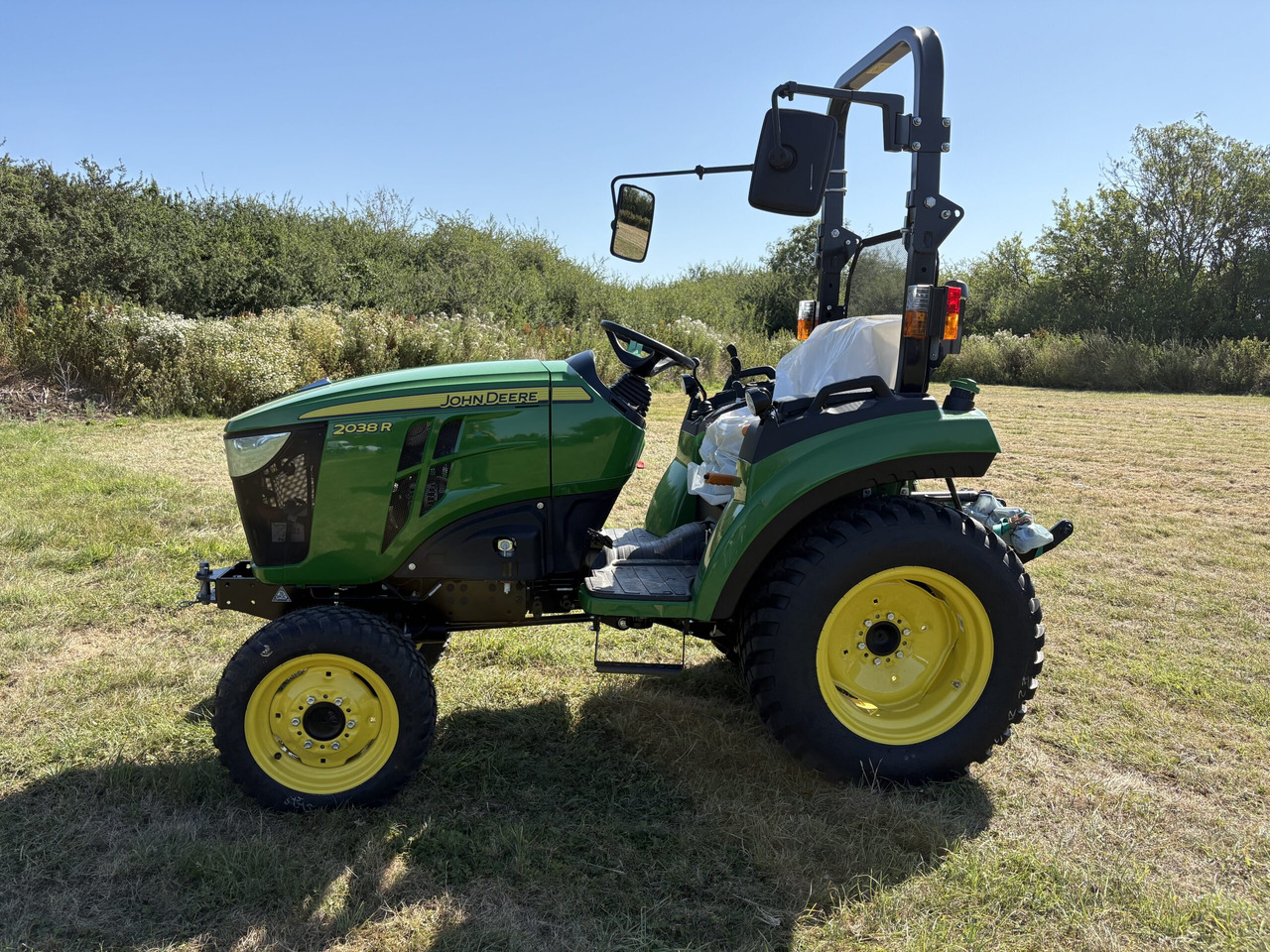 John Deere 2038R Compact Tractor - Compact tractor: picture 1 John Deere 2038R Compact Tractor - Compact tractor: picture 1