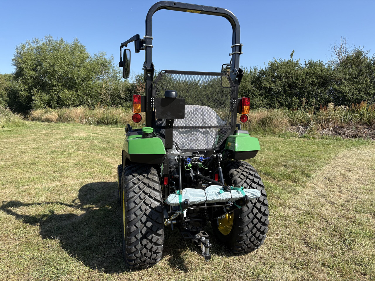 John Deere 2038R Compact Tractor - Compact tractor: picture 3 John Deere 2038R Compact Tractor - Compact tractor: picture 3