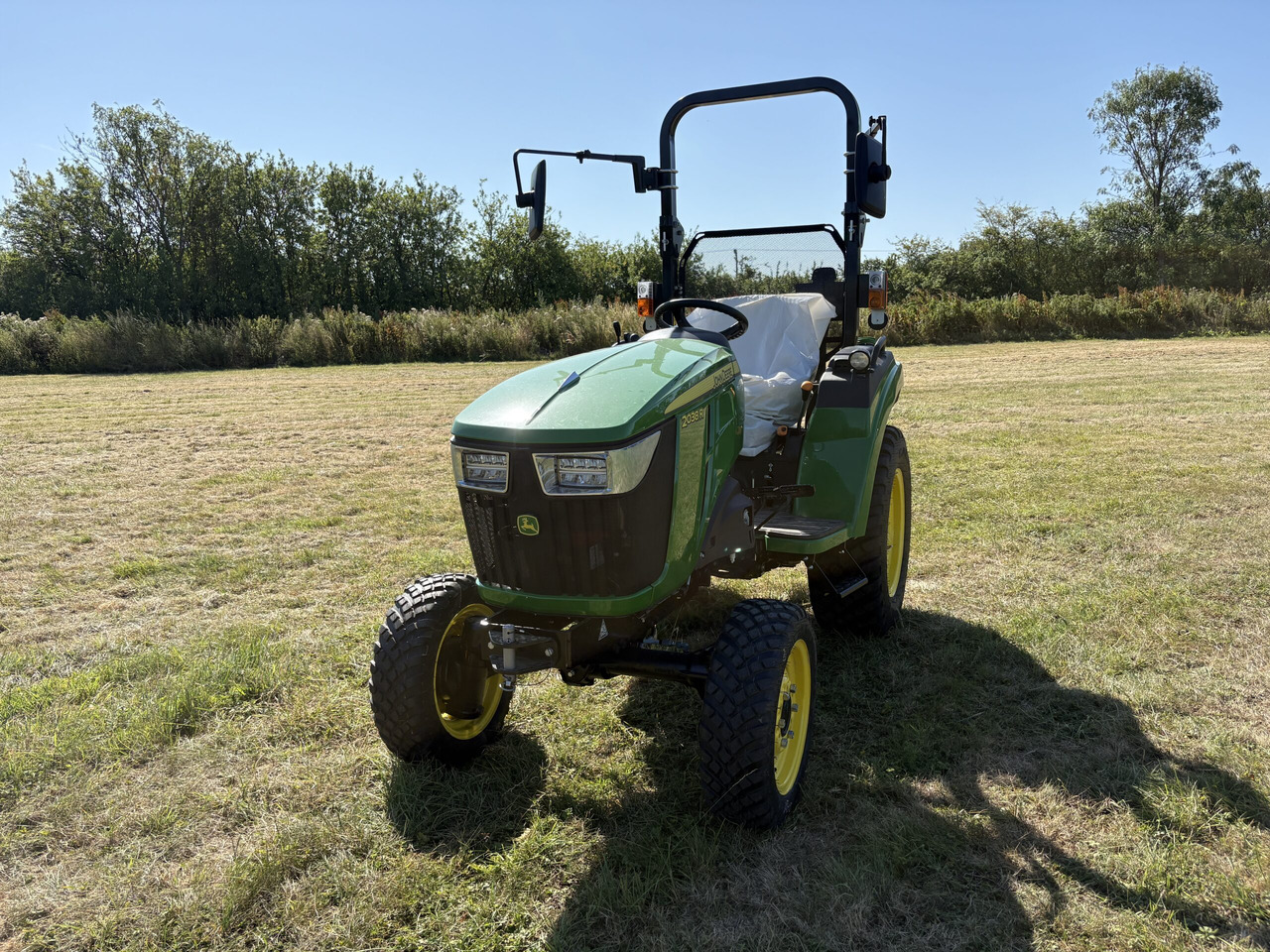 John Deere 2038R Compact Tractor - Compact tractor: picture 2 John Deere 2038R Compact Tractor - Compact tractor: picture 2