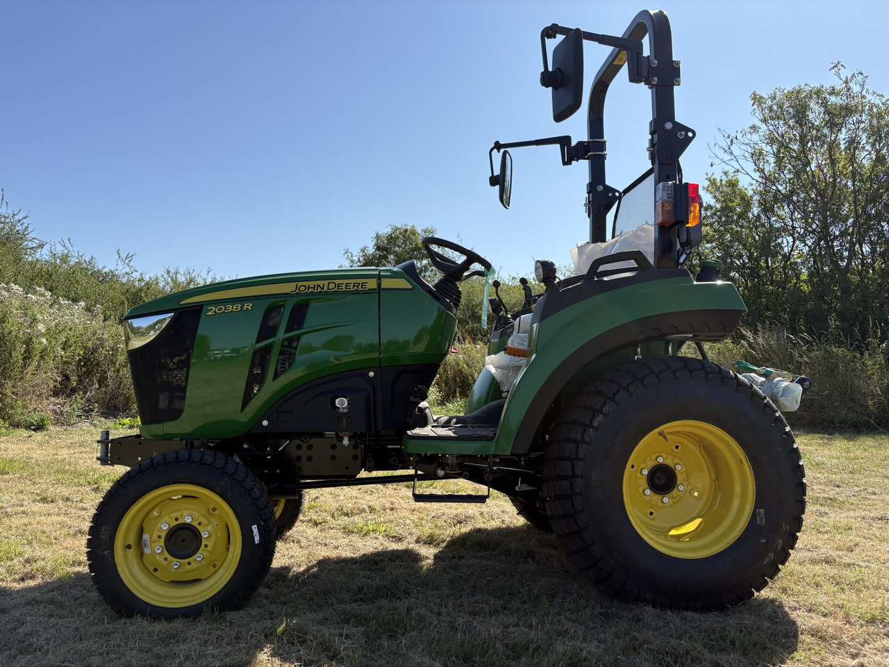 John Deere 2038R Compact Tractor - Compact tractor: picture 1 John Deere 2038R Compact Tractor - Compact tractor: picture 1