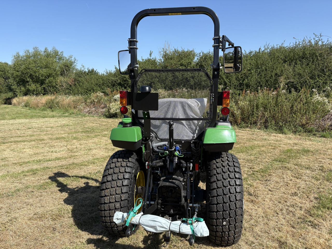 John Deere 2038R Compact Tractor - Compact tractor: picture 4 John Deere 2038R Compact Tractor - Compact tractor: picture 4