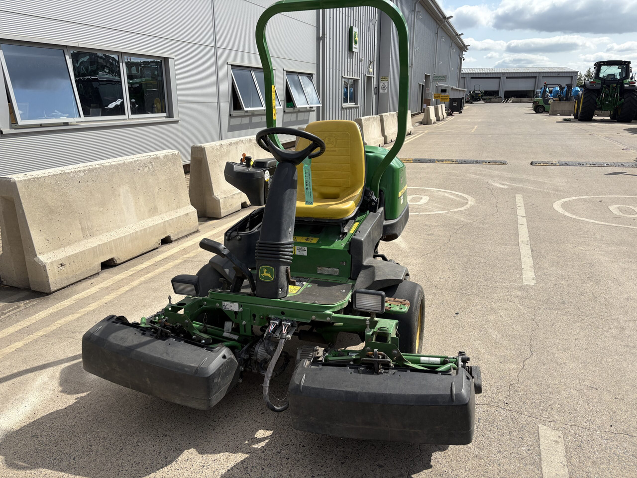 John Deere 2500E Greens Triple - Lawn mower: picture 2 John Deere 2500E Greens Triple - Lawn mower: picture 2