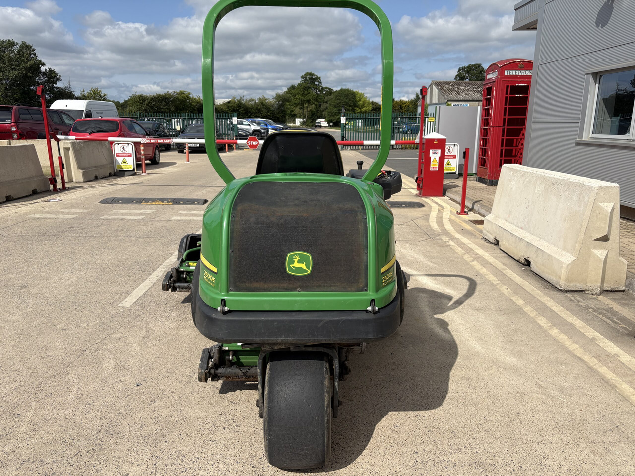 John Deere 2500E Greens Triple - Lawn mower: picture 3 John Deere 2500E Greens Triple - Lawn mower: picture 3