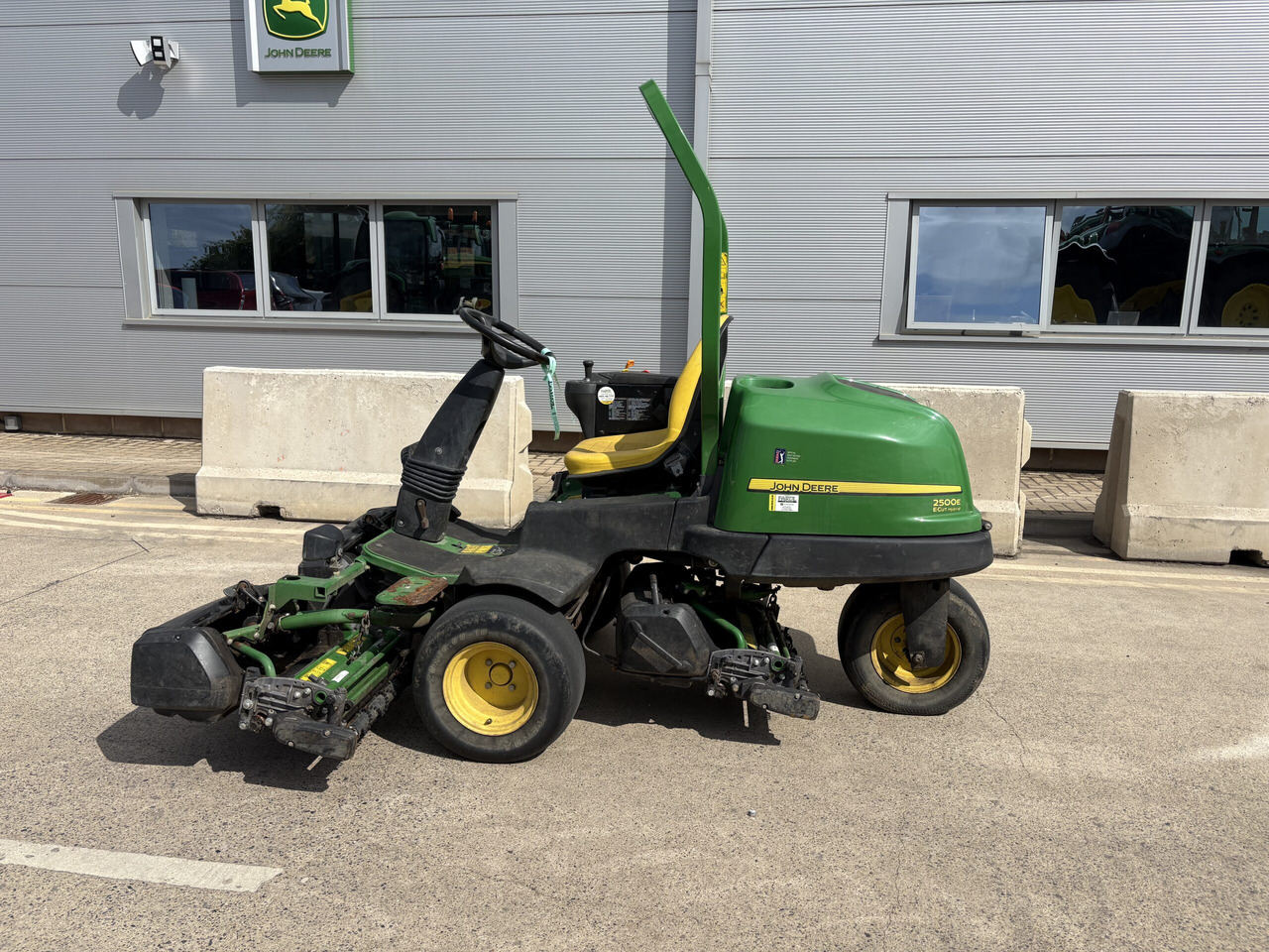 John Deere 2500E Greens Triple - Lawn mower: picture 1 John Deere 2500E Greens Triple - Lawn mower: picture 1