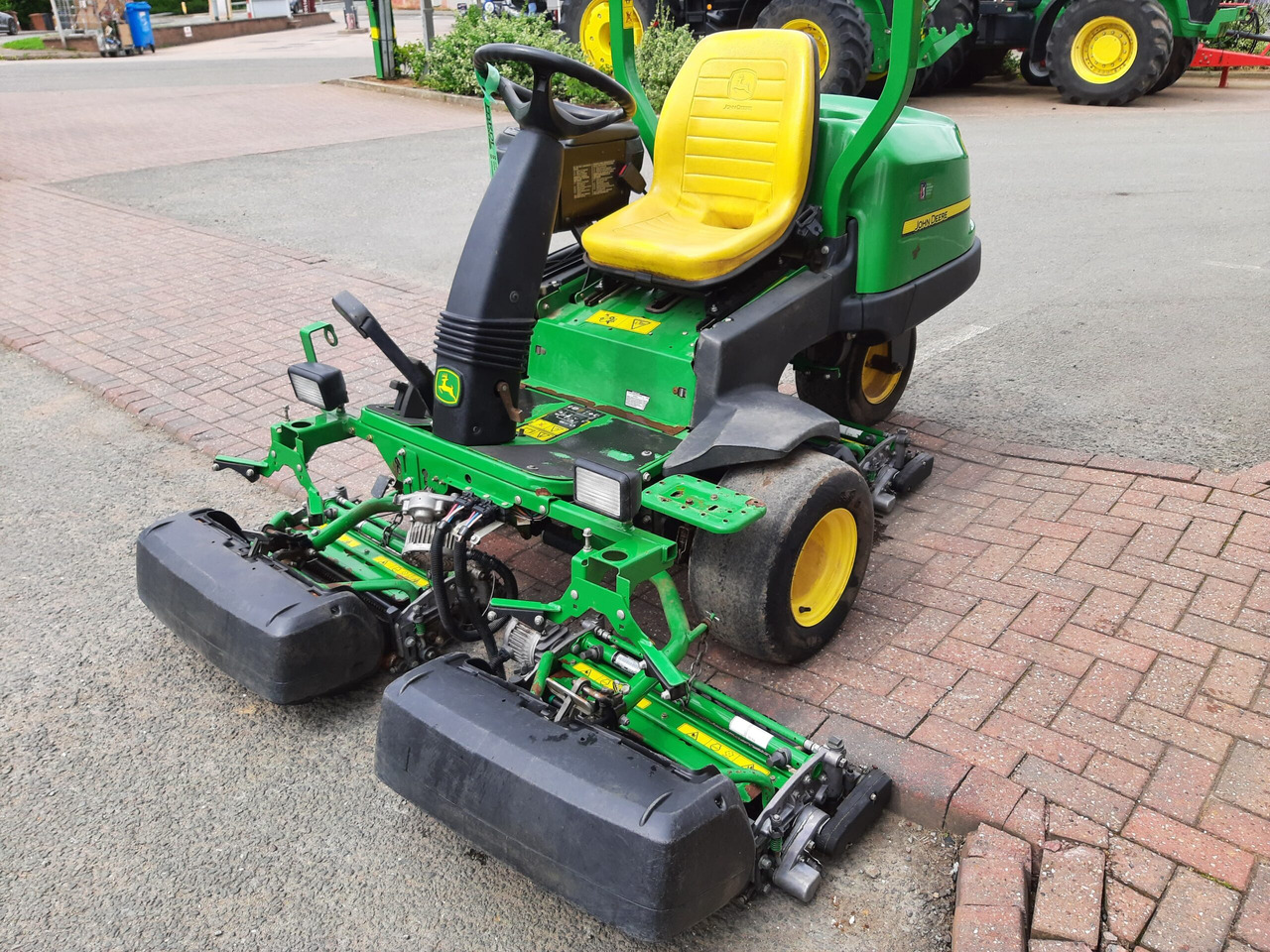 John Deere 2500E greens triple mower - Lawn mower: picture 1 John Deere 2500E greens triple mower - Lawn mower: picture 1