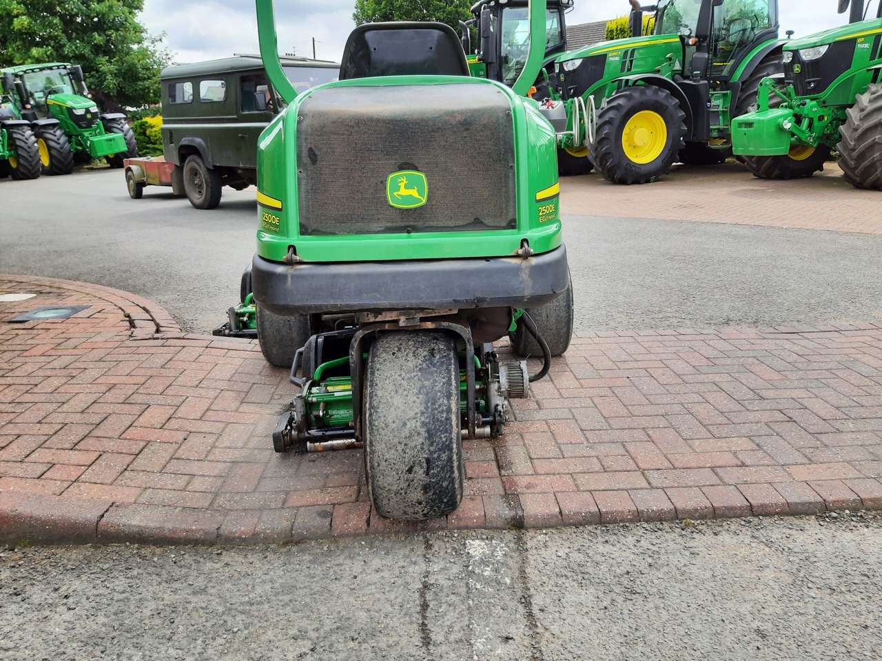 John Deere 2500E greens triple mower - Lawn mower: picture 3 John Deere 2500E greens triple mower - Lawn mower: picture 3