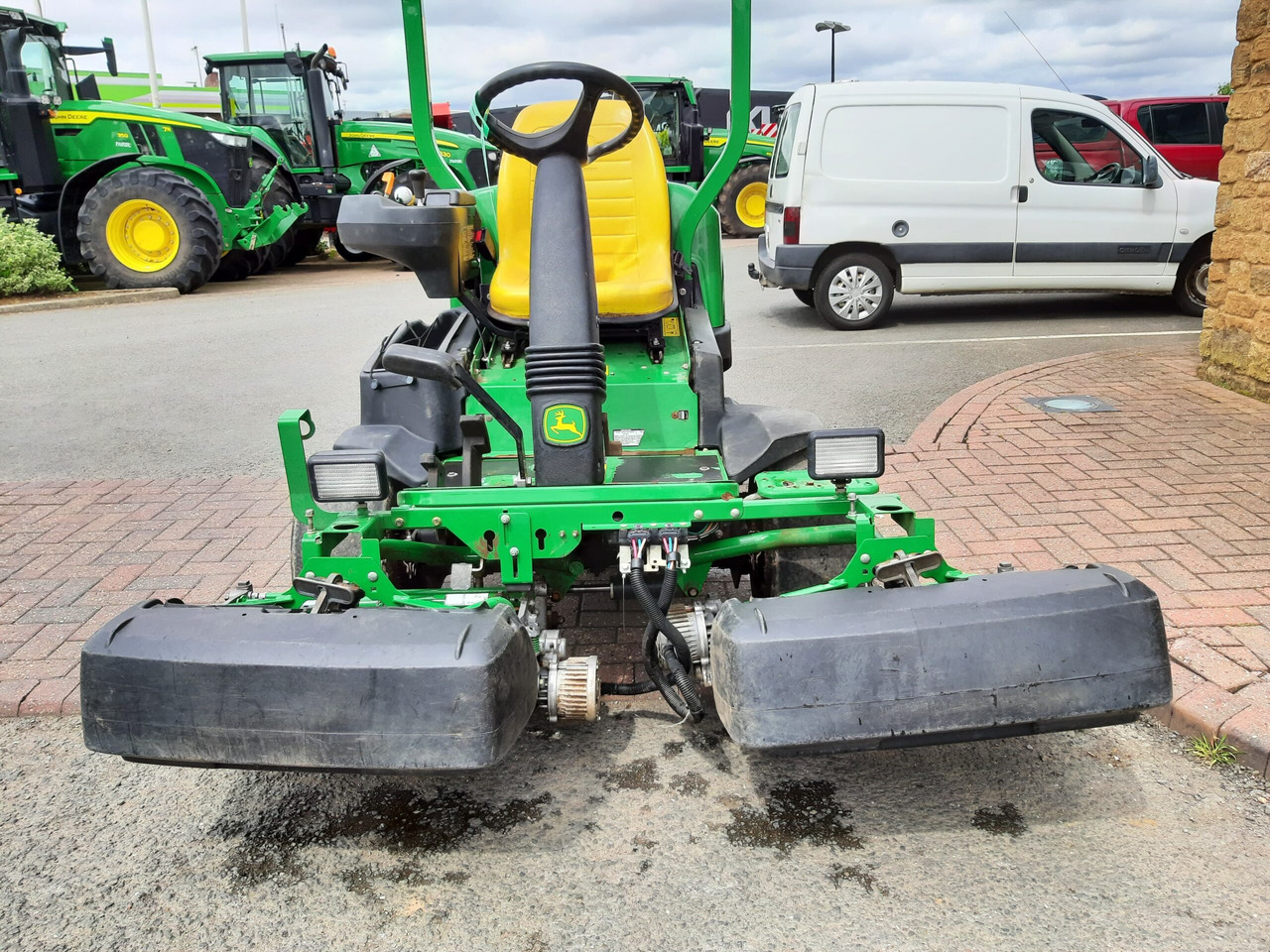 John Deere 2500E greens triple mower - Lawn mower: picture 2 John Deere 2500E greens triple mower - Lawn mower: picture 2