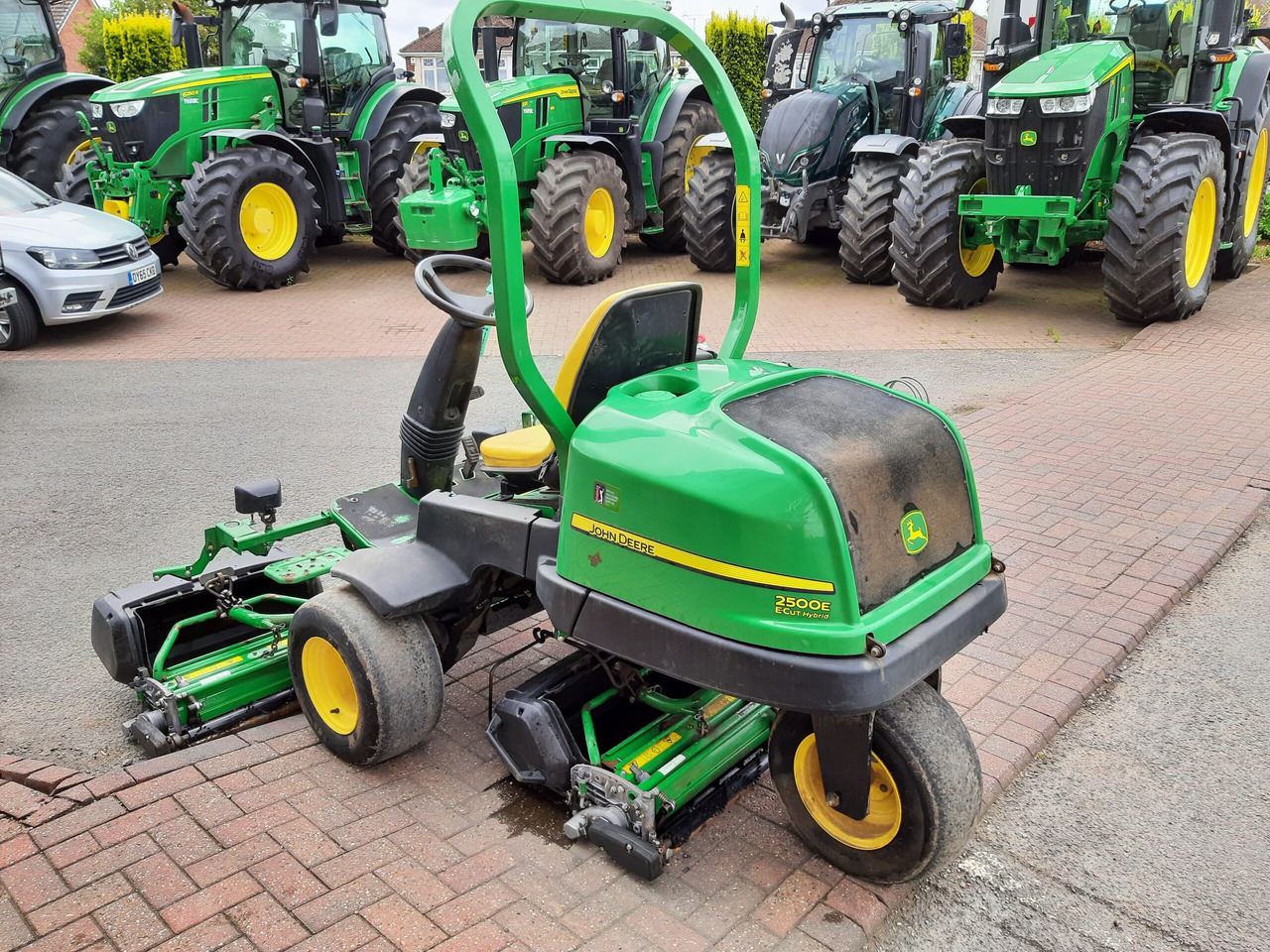 John Deere 2500E greens triple mower - Lawn mower: picture 5 John Deere 2500E greens triple mower - Lawn mower: picture 5