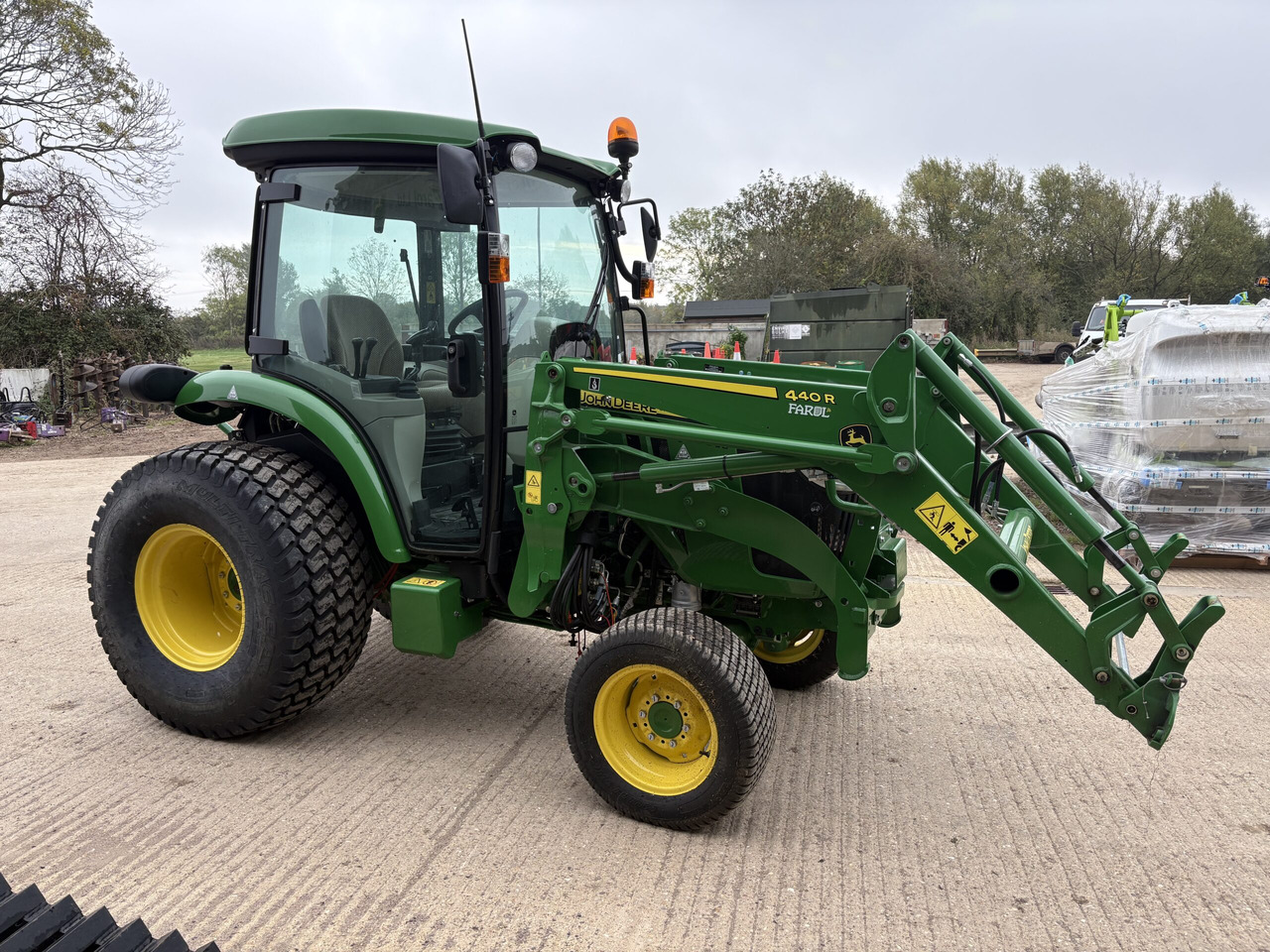John Deere 4066 Compact Tractor with 440R loader - Compact tractor: picture 3 John Deere 4066 Compact Tractor with 440R loader - Compact tractor: picture 3