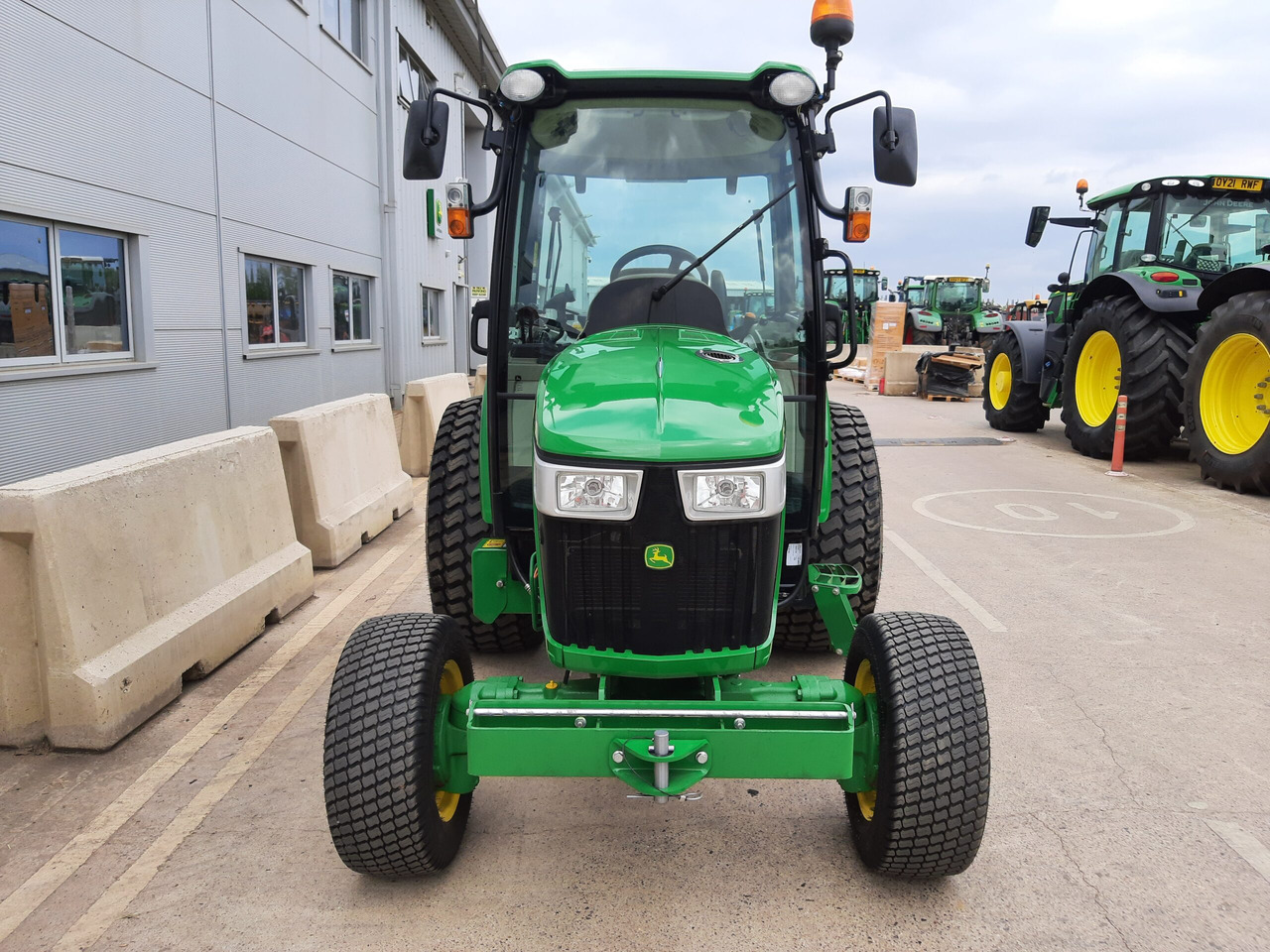 John Deere 4066R Compact Tractor - Compact tractor: picture 2 John Deere 4066R Compact Tractor - Compact tractor: picture 2