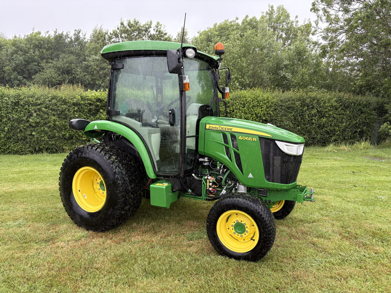 John Deere 4066R Compact Tractor - Compact tractor: picture 3 John Deere 4066R Compact Tractor - Compact tractor: picture 3