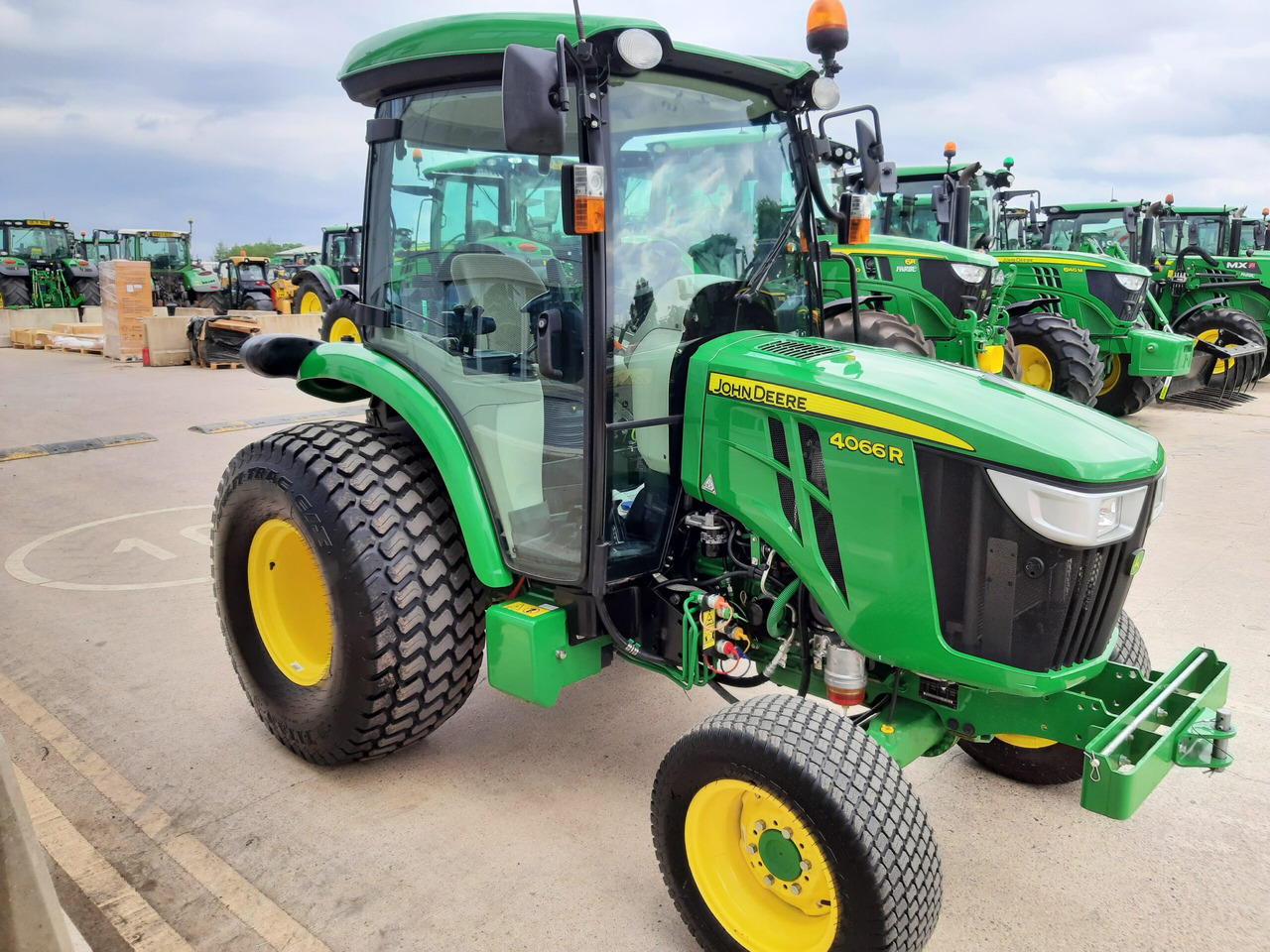 John Deere 4066R Compact Tractor - Compact tractor: picture 3 John Deere 4066R Compact Tractor - Compact tractor: picture 3