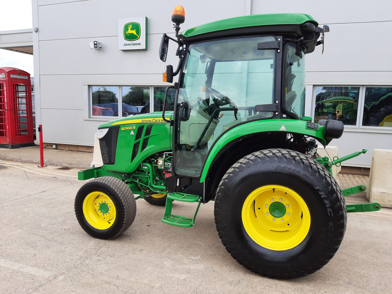 John Deere 4066R Compact Tractor - Compact tractor: picture 1 John Deere 4066R Compact Tractor - Compact tractor: picture 1
