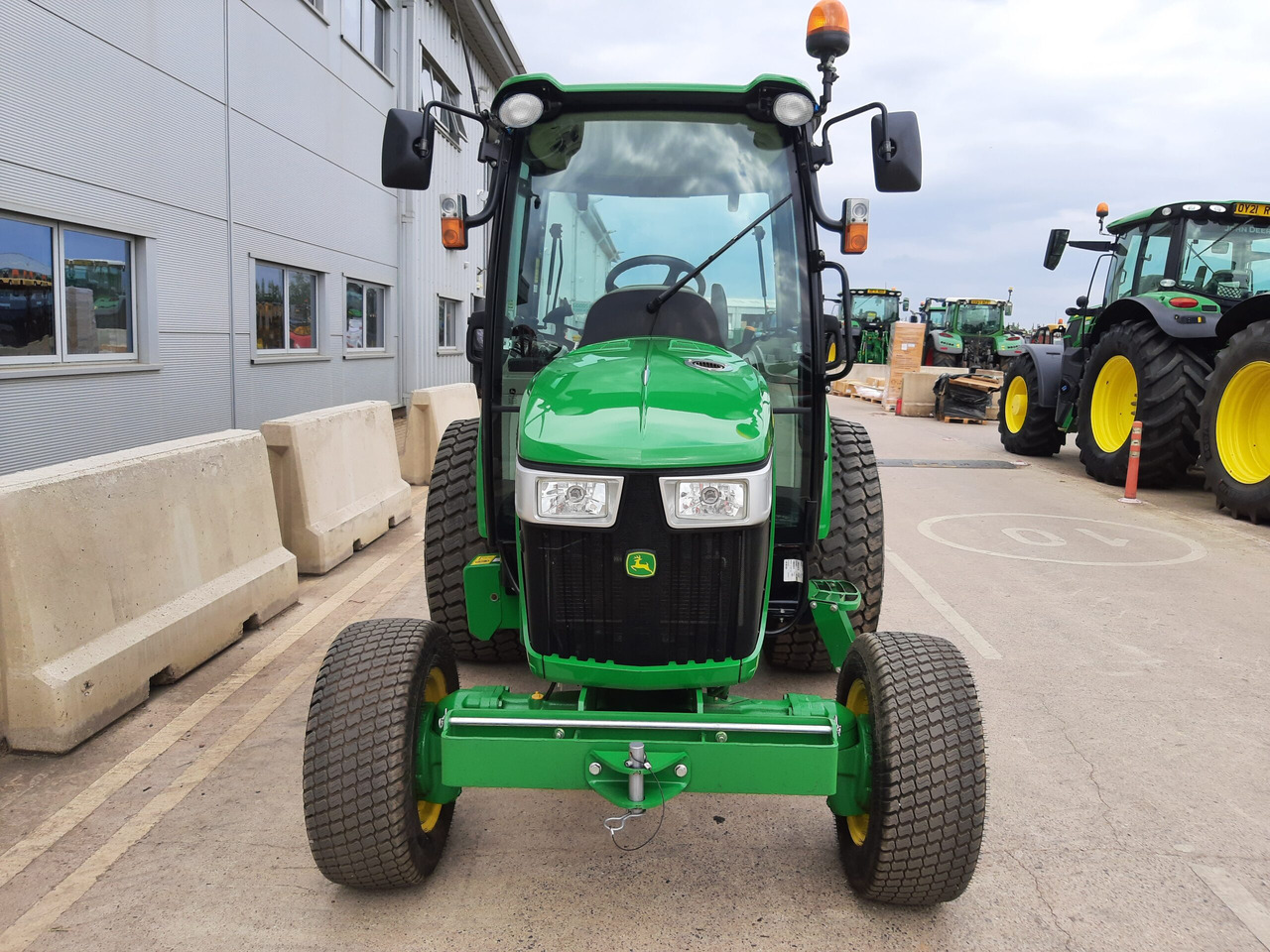 John Deere 4066R Compact Tractor - Compact tractor: picture 2 John Deere 4066R Compact Tractor - Compact tractor: picture 2
