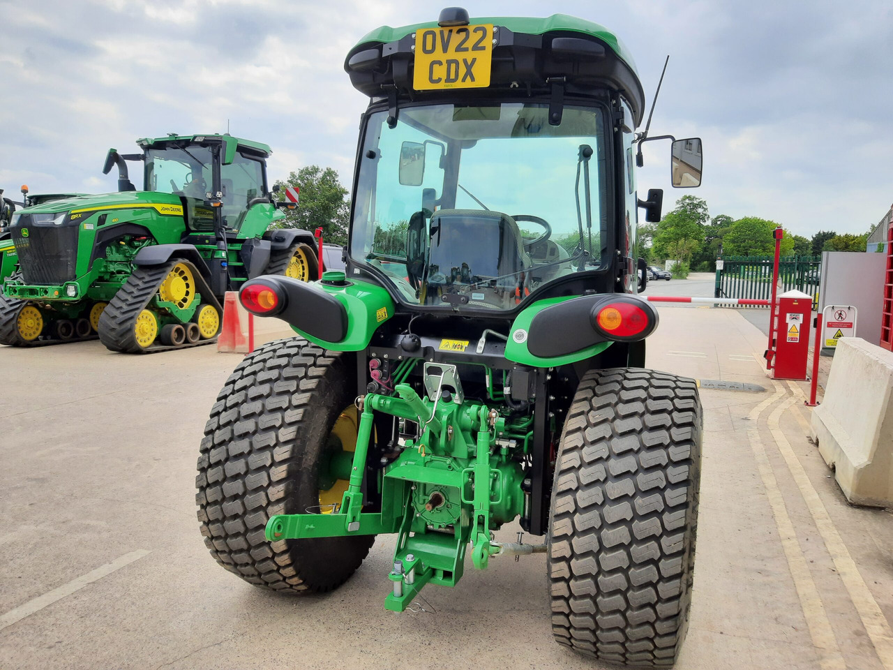 John Deere 4066R Compact Tractor - Compact tractor: picture 4 John Deere 4066R Compact Tractor - Compact tractor: picture 4