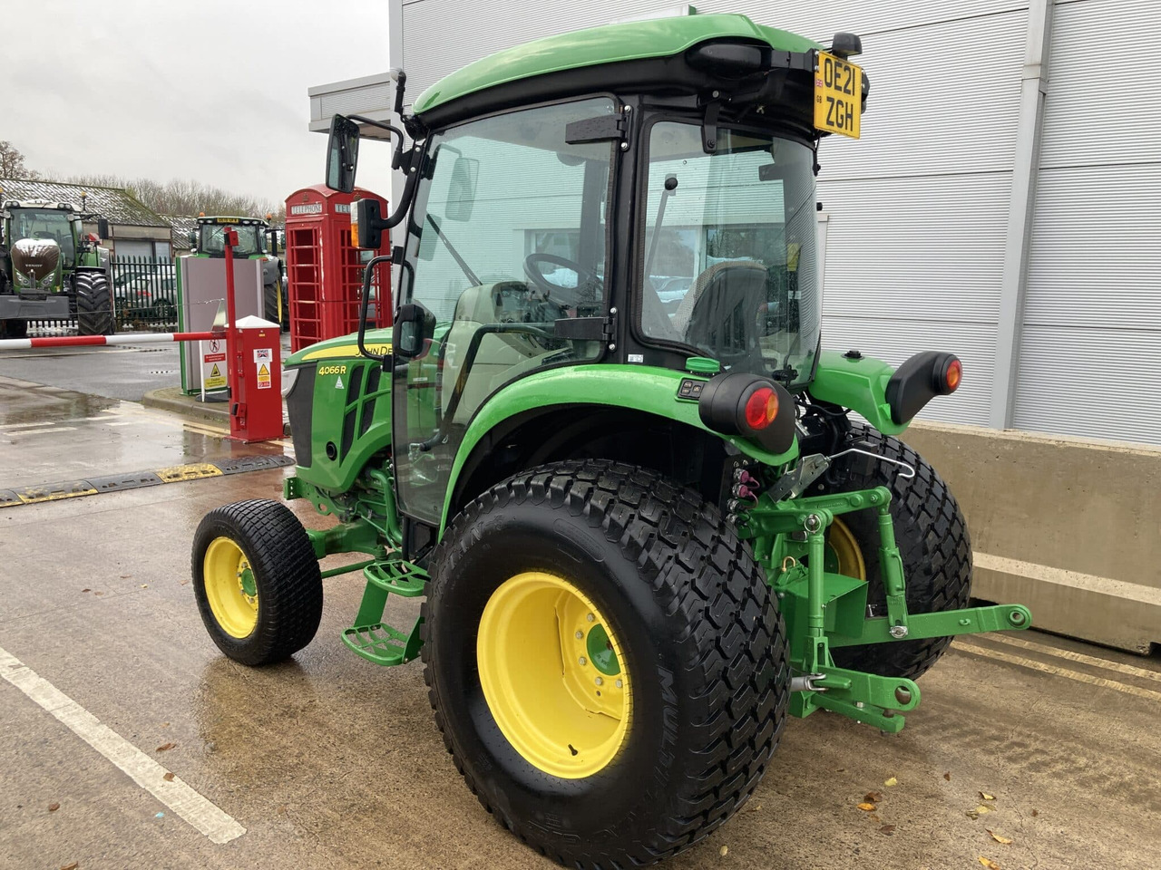 John Deere 4066R compact tractor - Compact tractor: picture 3 John Deere 4066R compact tractor - Compact tractor: picture 3