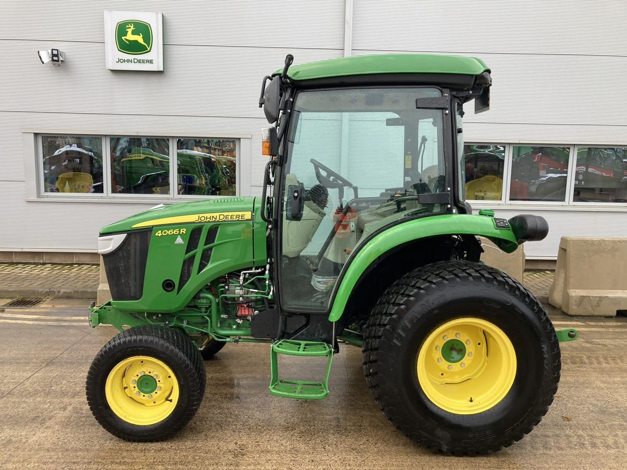 John Deere 4066R compact tractor - Compact tractor: picture 2 John Deere 4066R compact tractor - Compact tractor: picture 2