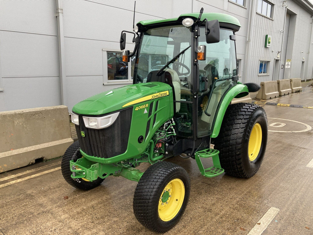 John Deere 4066R compact tractor - Compact tractor: picture 1 John Deere 4066R compact tractor - Compact tractor: picture 1