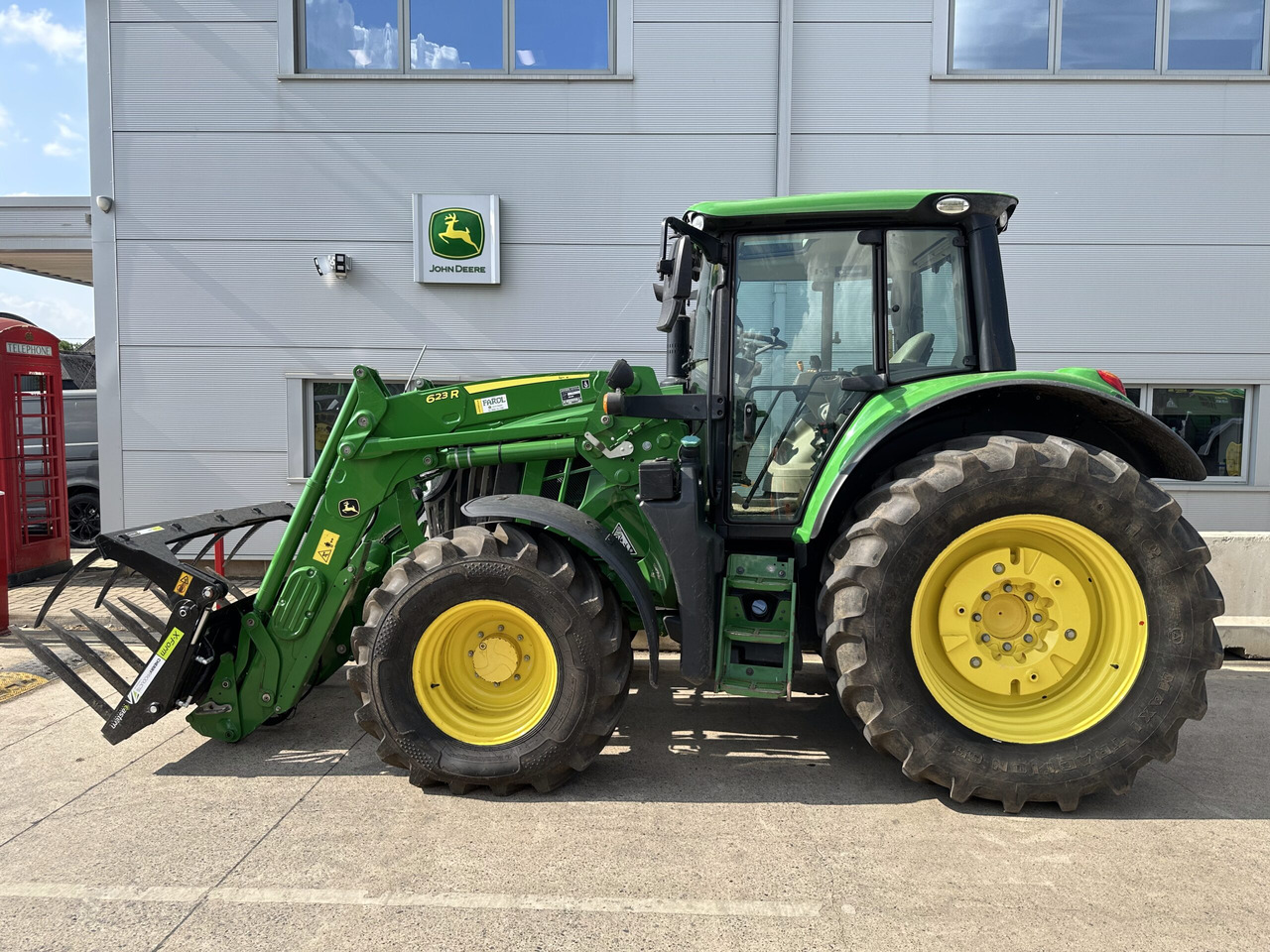 John Deere 6120M - Farm tractor: picture 2 John Deere 6120M - Farm tractor: picture 2
