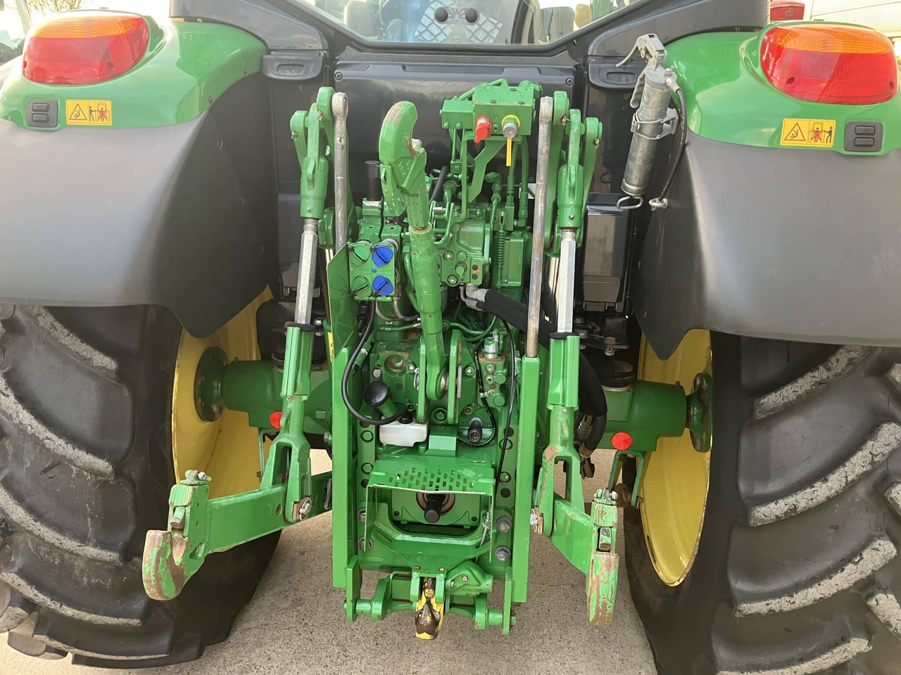 Farm tractor John Deere 6120M: picture 6