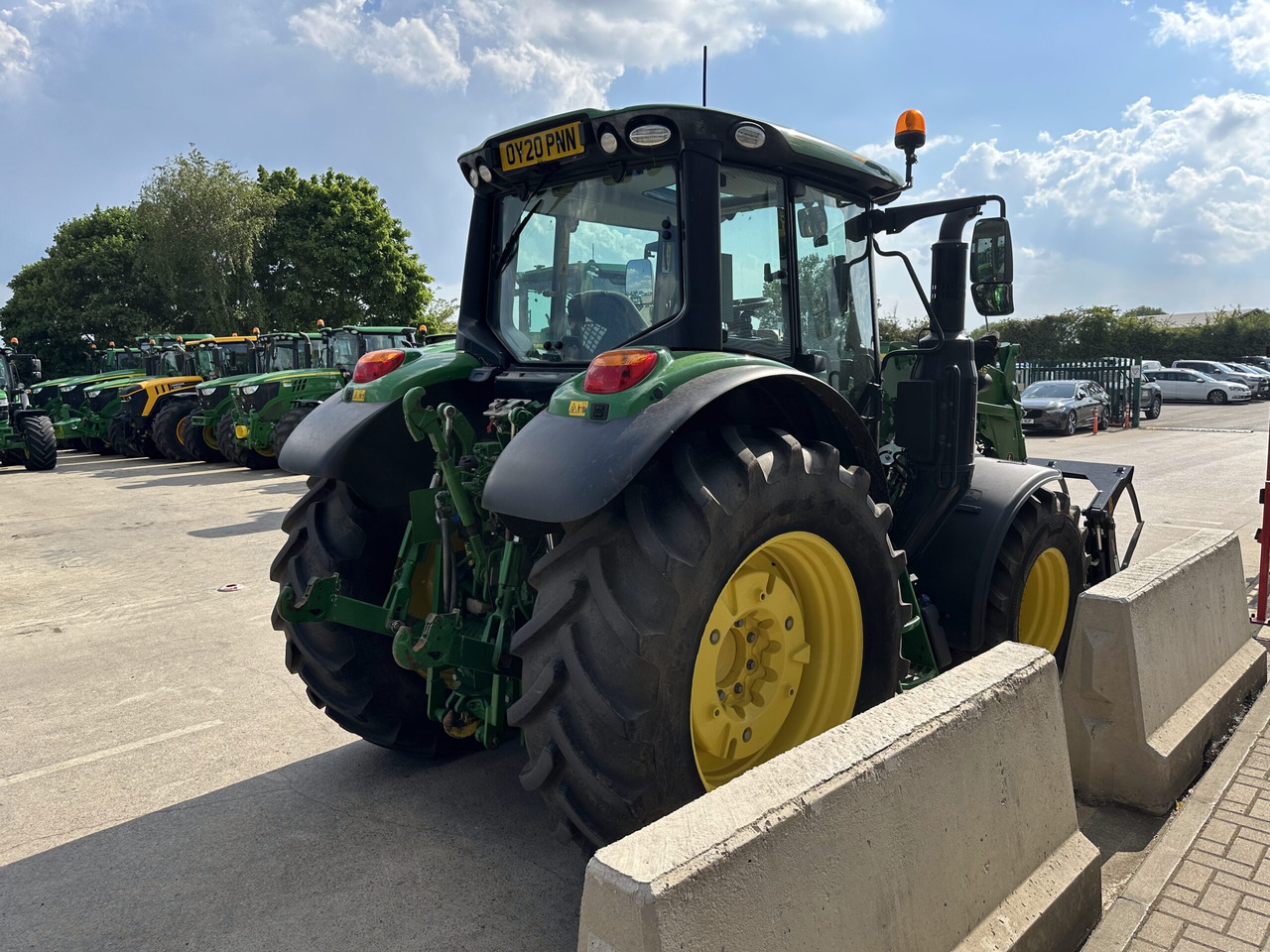 John Deere 6120M - Farm tractor: picture 5 John Deere 6120M - Farm tractor: picture 5