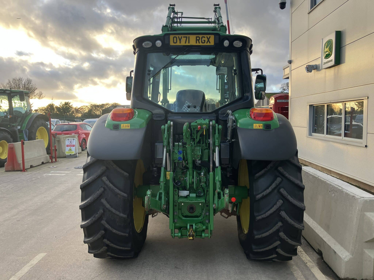 John Deere 6120M - Farm tractor: picture 4 John Deere 6120M - Farm tractor: picture 4