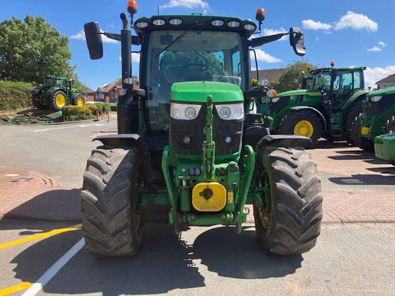 John Deere 6130R - Farm tractor: picture 4 John Deere 6130R - Farm tractor: picture 4