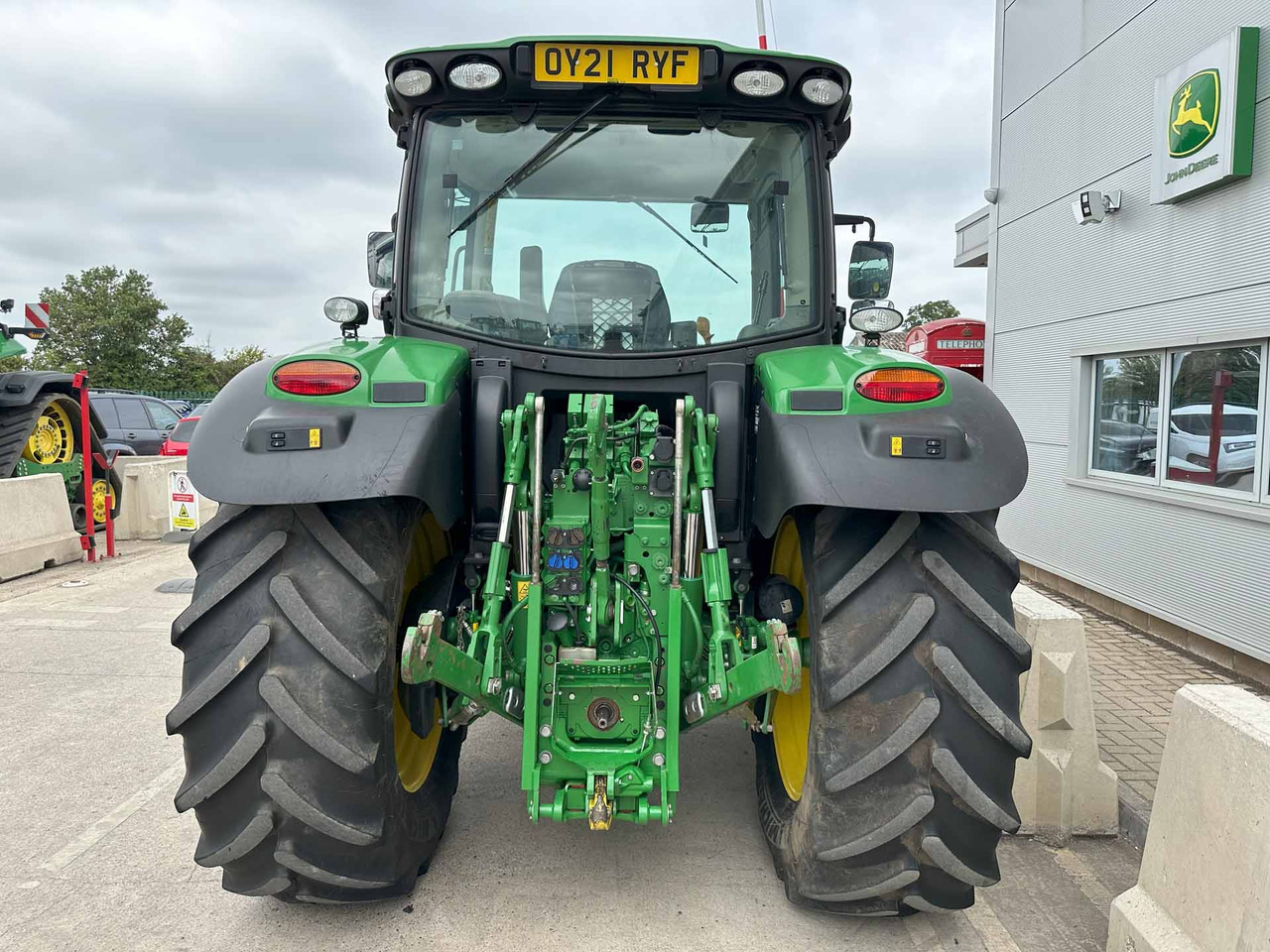 John Deere 6130R - Farm tractor: picture 4 John Deere 6130R - Farm tractor: picture 4