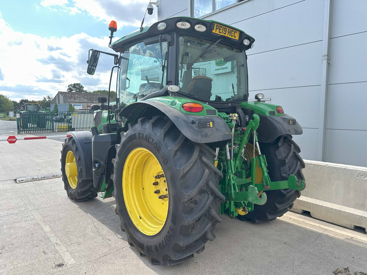 John Deere 6135R - Farm tractor: picture 4 John Deere 6135R - Farm tractor: picture 4