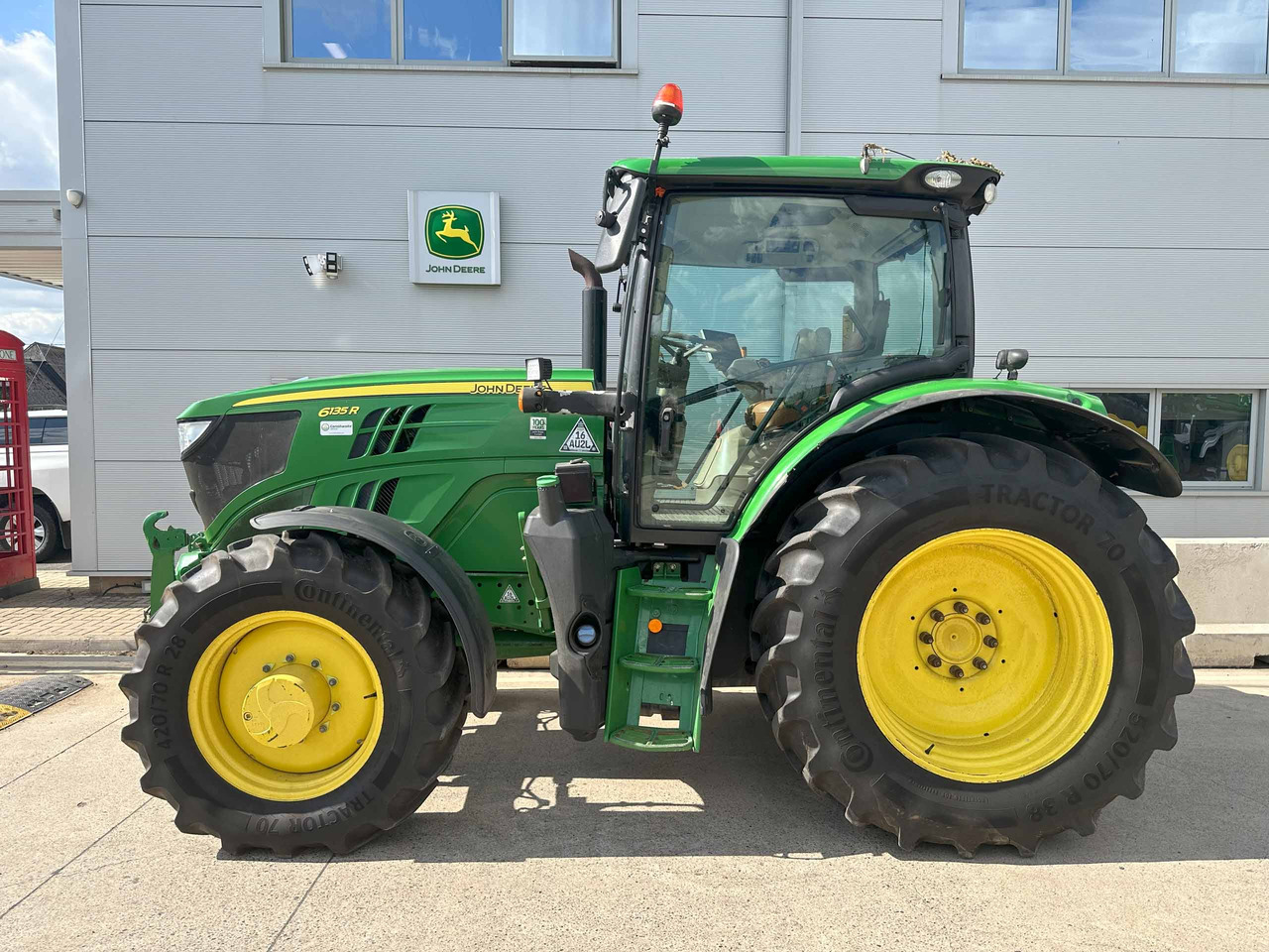 John Deere 6135R - Farm tractor: picture 3 John Deere 6135R - Farm tractor: picture 3
