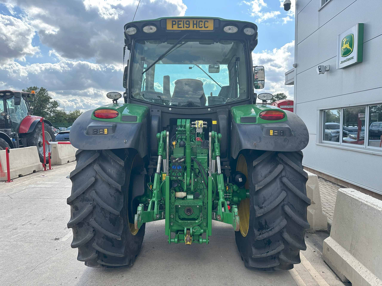 John Deere 6135R - Farm tractor: picture 5 John Deere 6135R - Farm tractor: picture 5