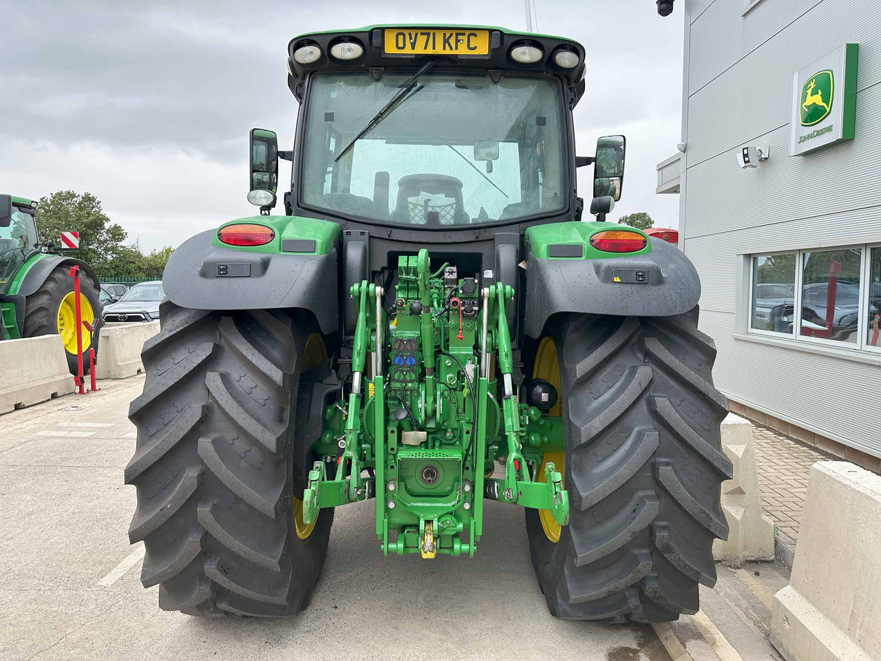 John Deere 6155R - Farm tractor: picture 3 John Deere 6155R - Farm tractor: picture 3