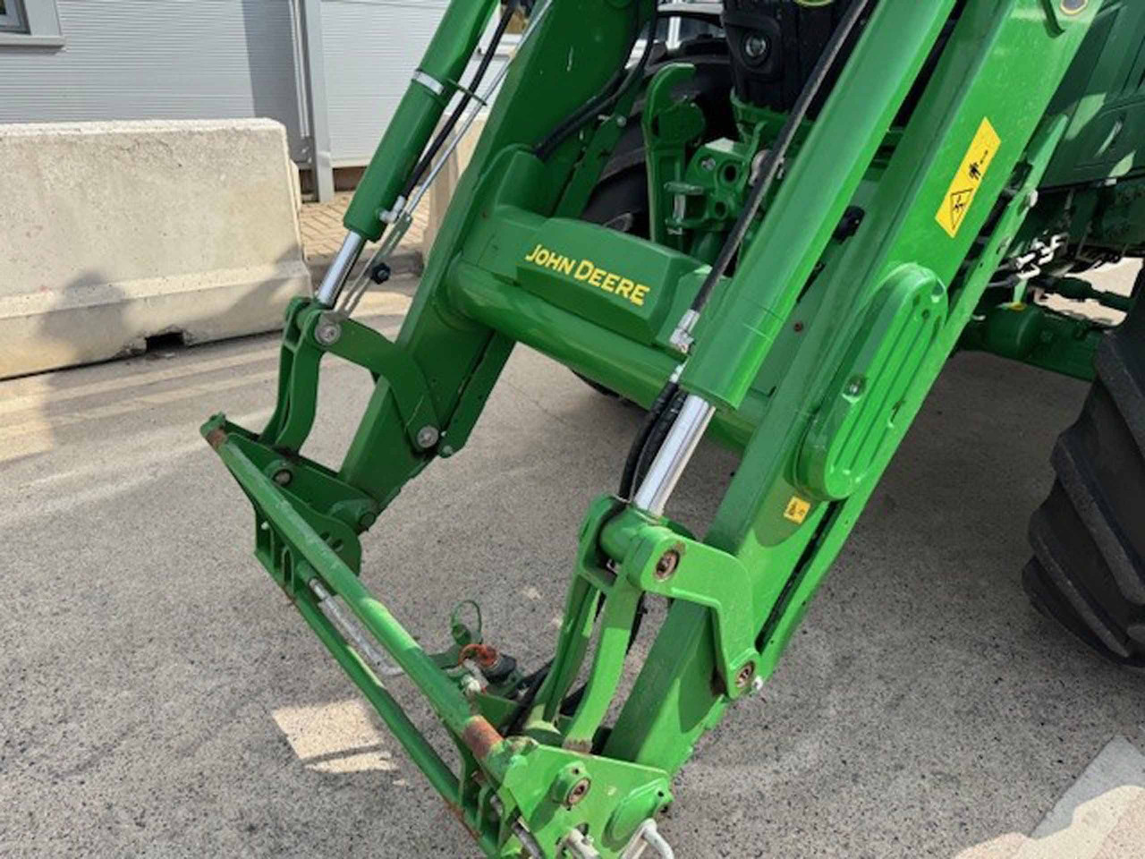 John Deere 6155R - Farm tractor: picture 3 John Deere 6155R - Farm tractor: picture 3