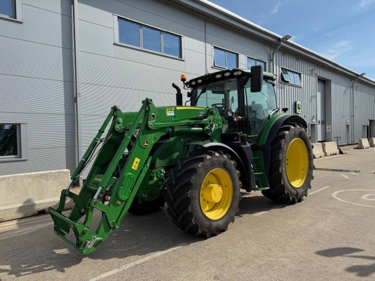 John Deere 6155R - Farm tractor: picture 1 John Deere 6155R - Farm tractor: picture 1