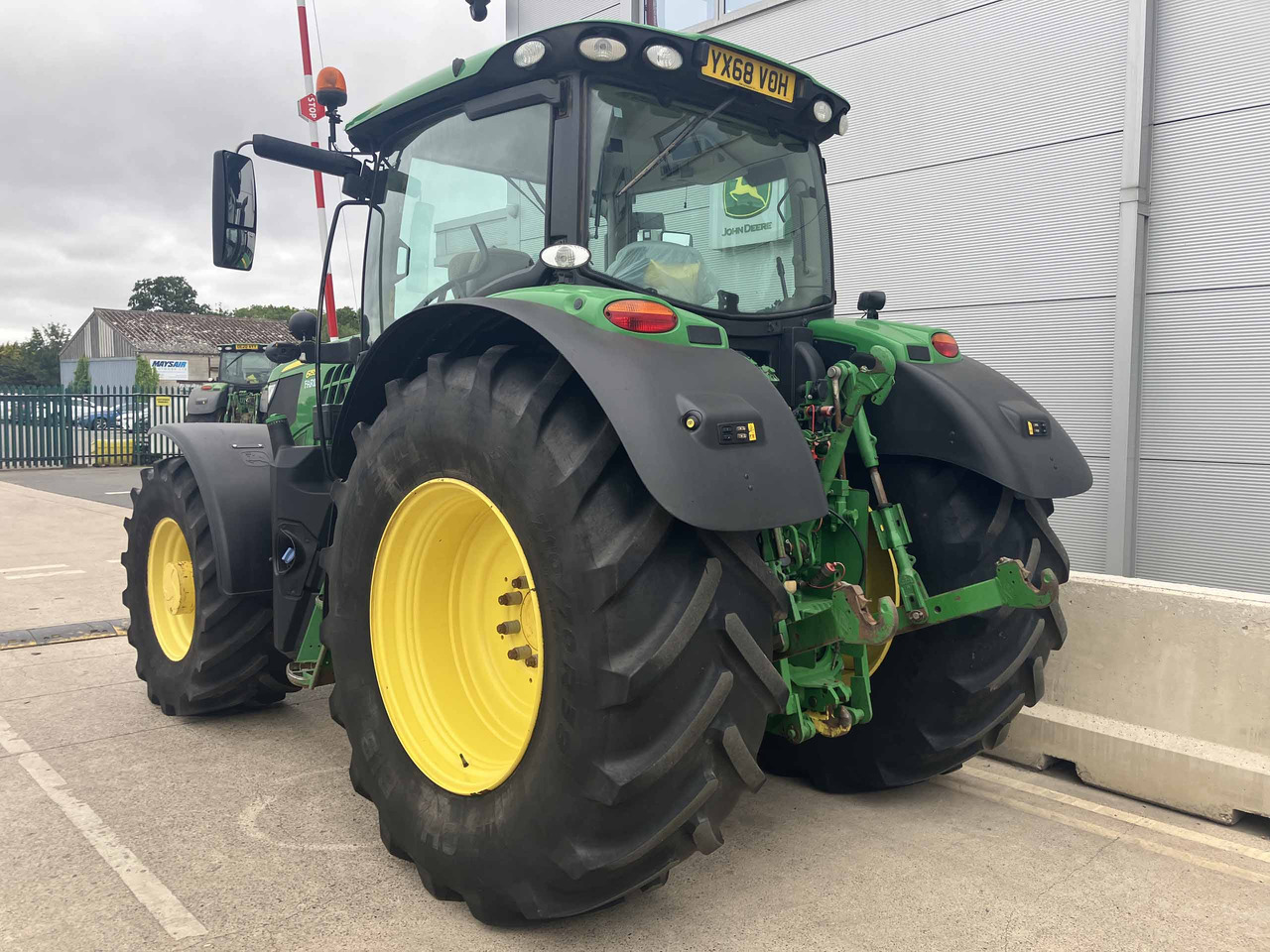 John Deere 6155R - Farm tractor: picture 3 John Deere 6155R - Farm tractor: picture 3