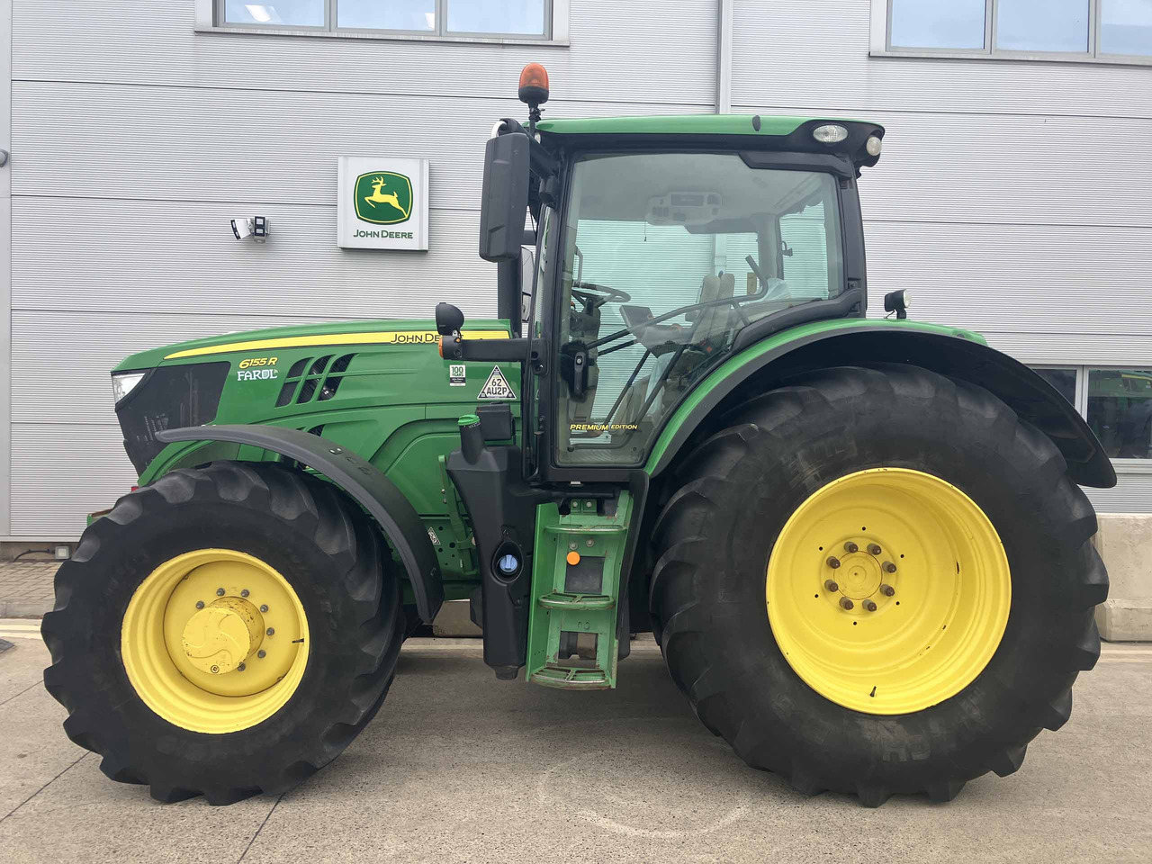 John Deere 6155R - Farm tractor: picture 2 John Deere 6155R - Farm tractor: picture 2