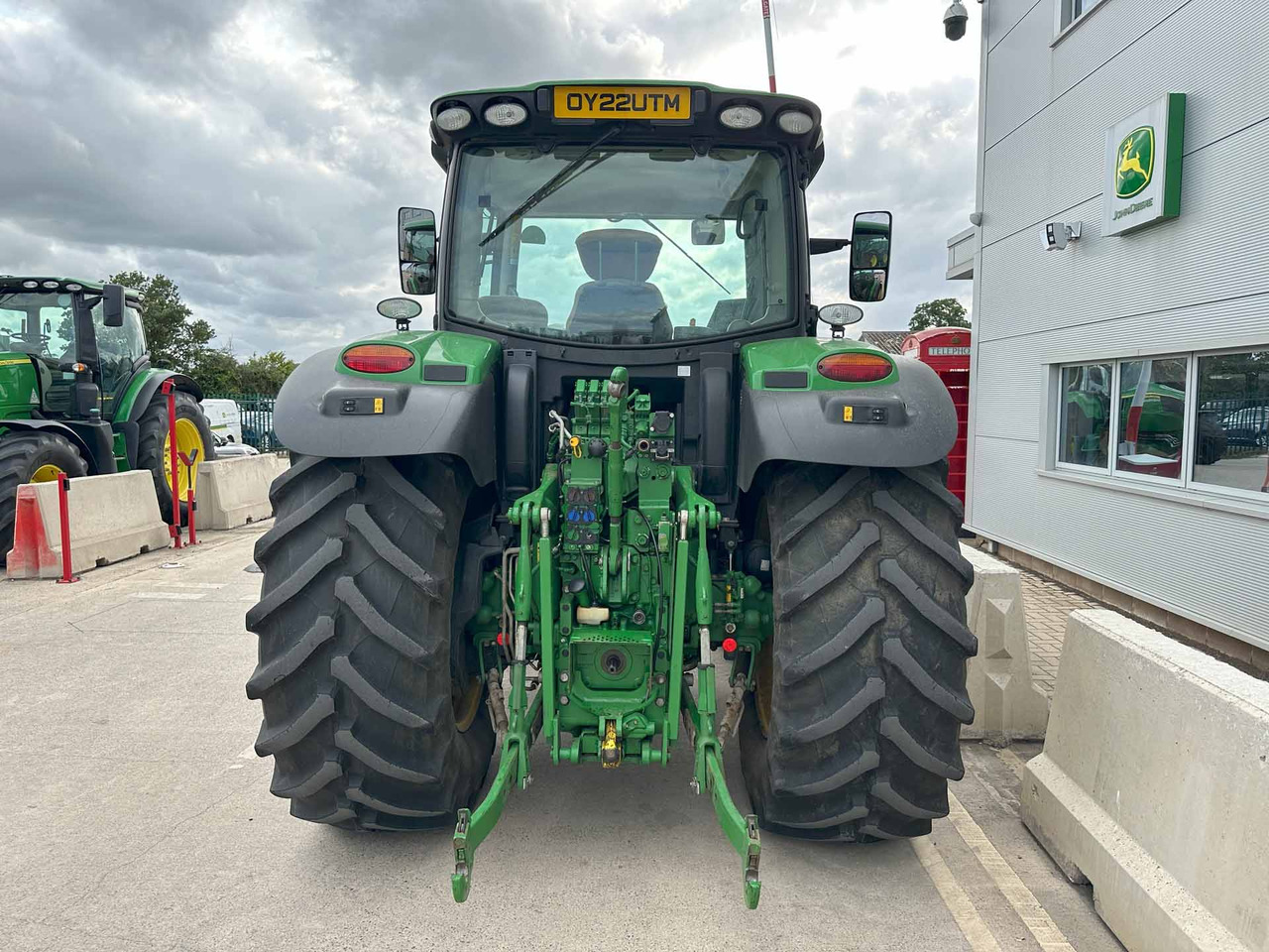 John Deere 6155R - Farm tractor: picture 4 John Deere 6155R - Farm tractor: picture 4