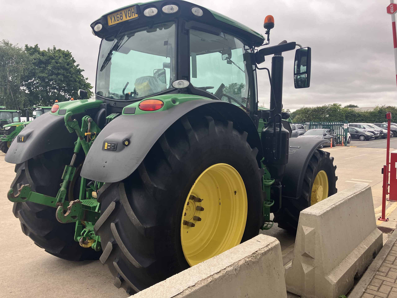 John Deere 6155R - Farm tractor: picture 5 John Deere 6155R - Farm tractor: picture 5