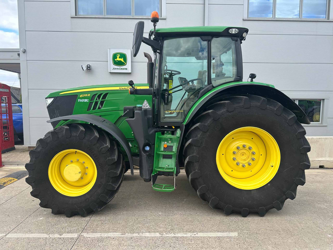 John Deere 6215R - Farm tractor: picture 2 John Deere 6215R - Farm tractor: picture 2