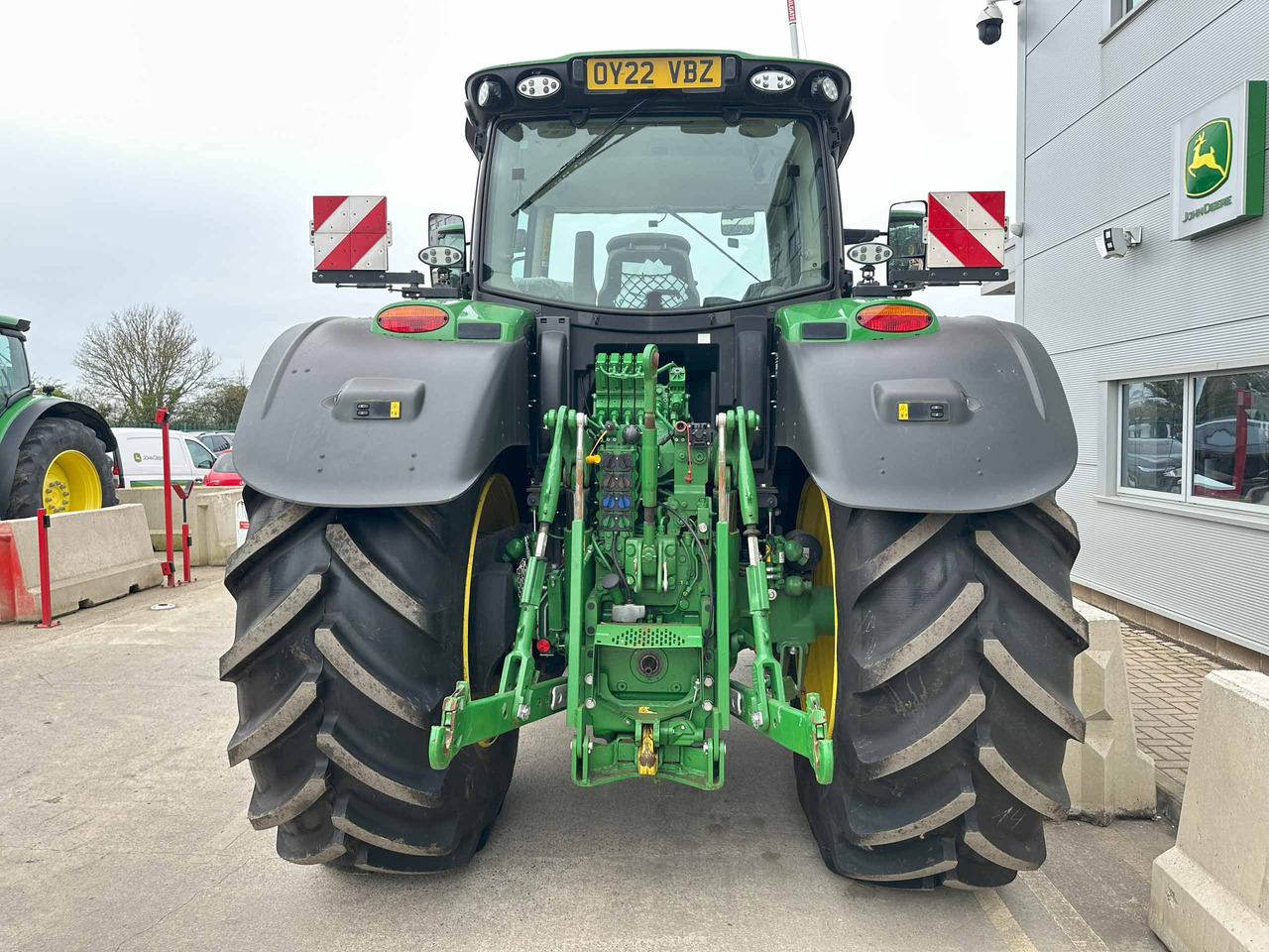 John Deere 6215R - Farm tractor: picture 5 John Deere 6215R - Farm tractor: picture 5
