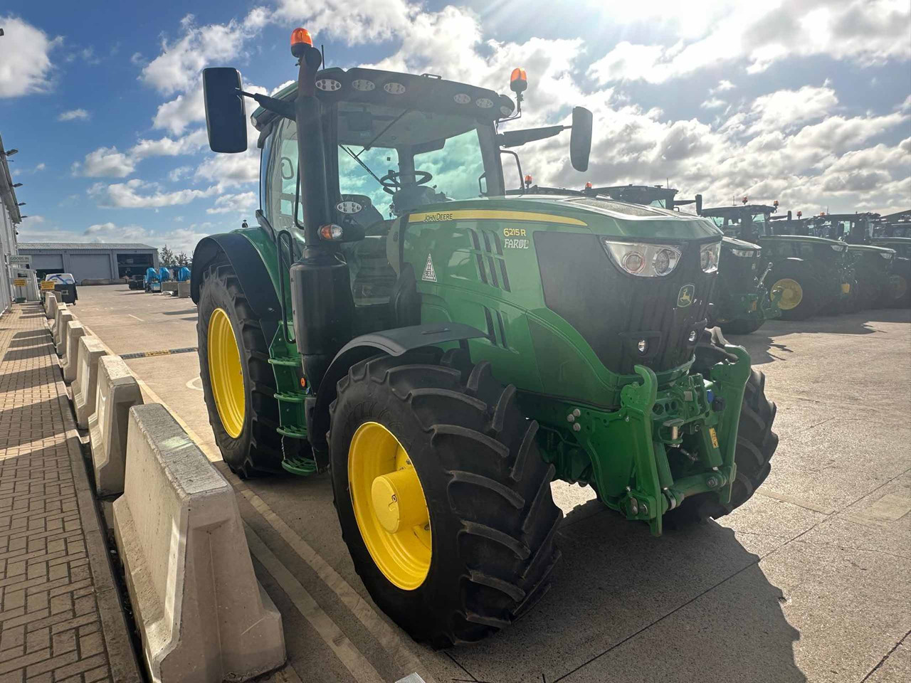 John Deere 6215R - Farm tractor: picture 5 John Deere 6215R - Farm tractor: picture 5